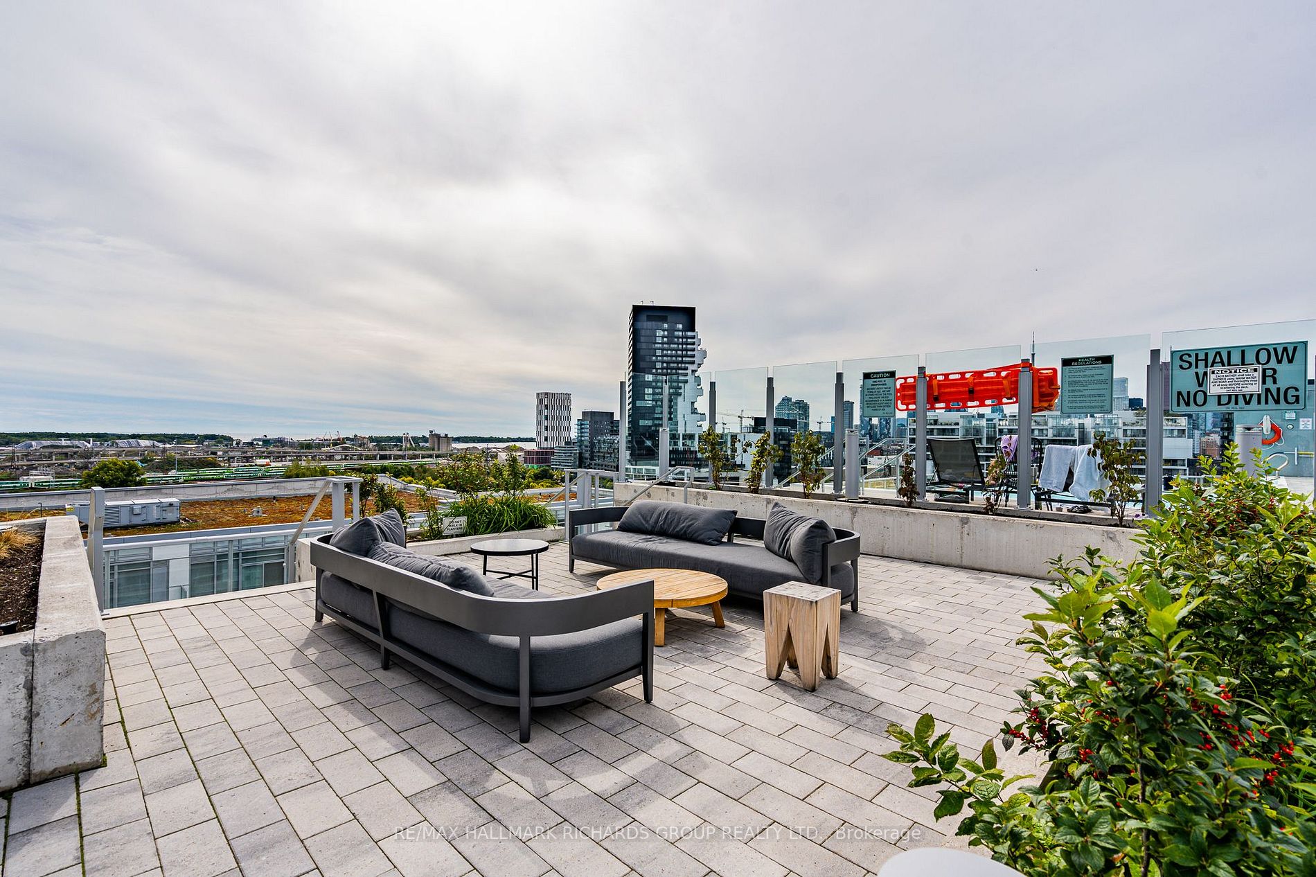 665 Queen St E, #215