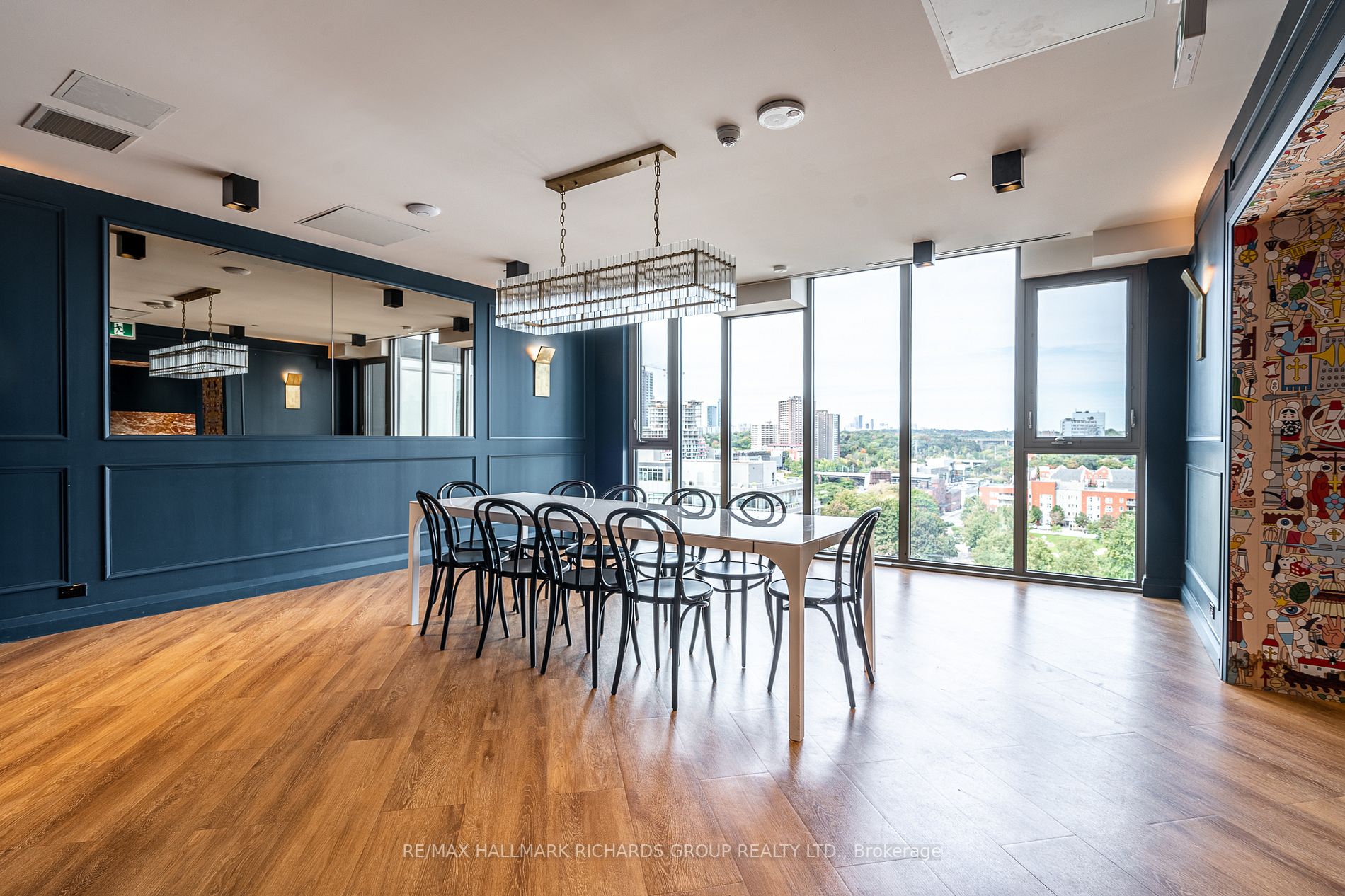 665 Queen St E, #215