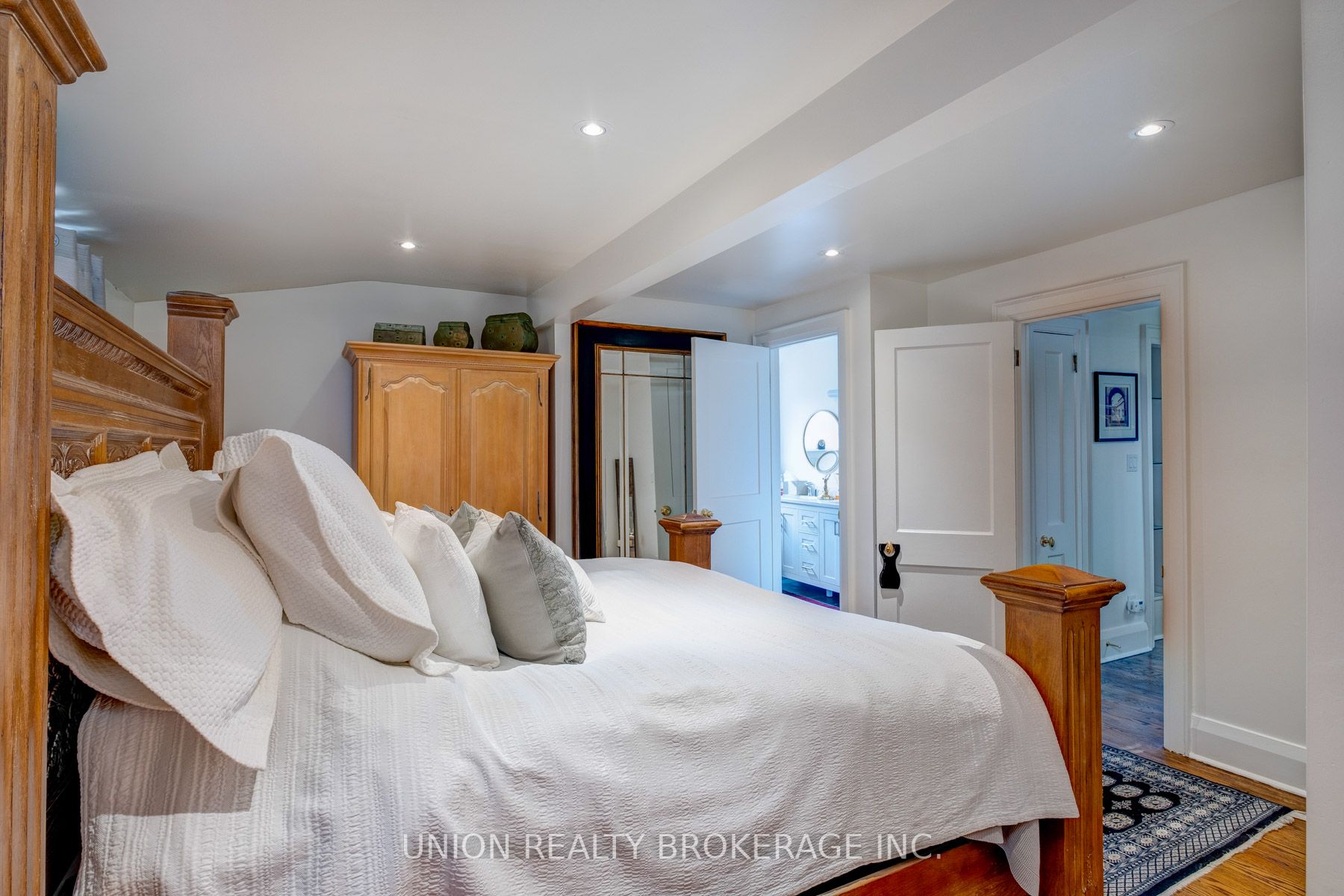 2339 Queen St, #Upper