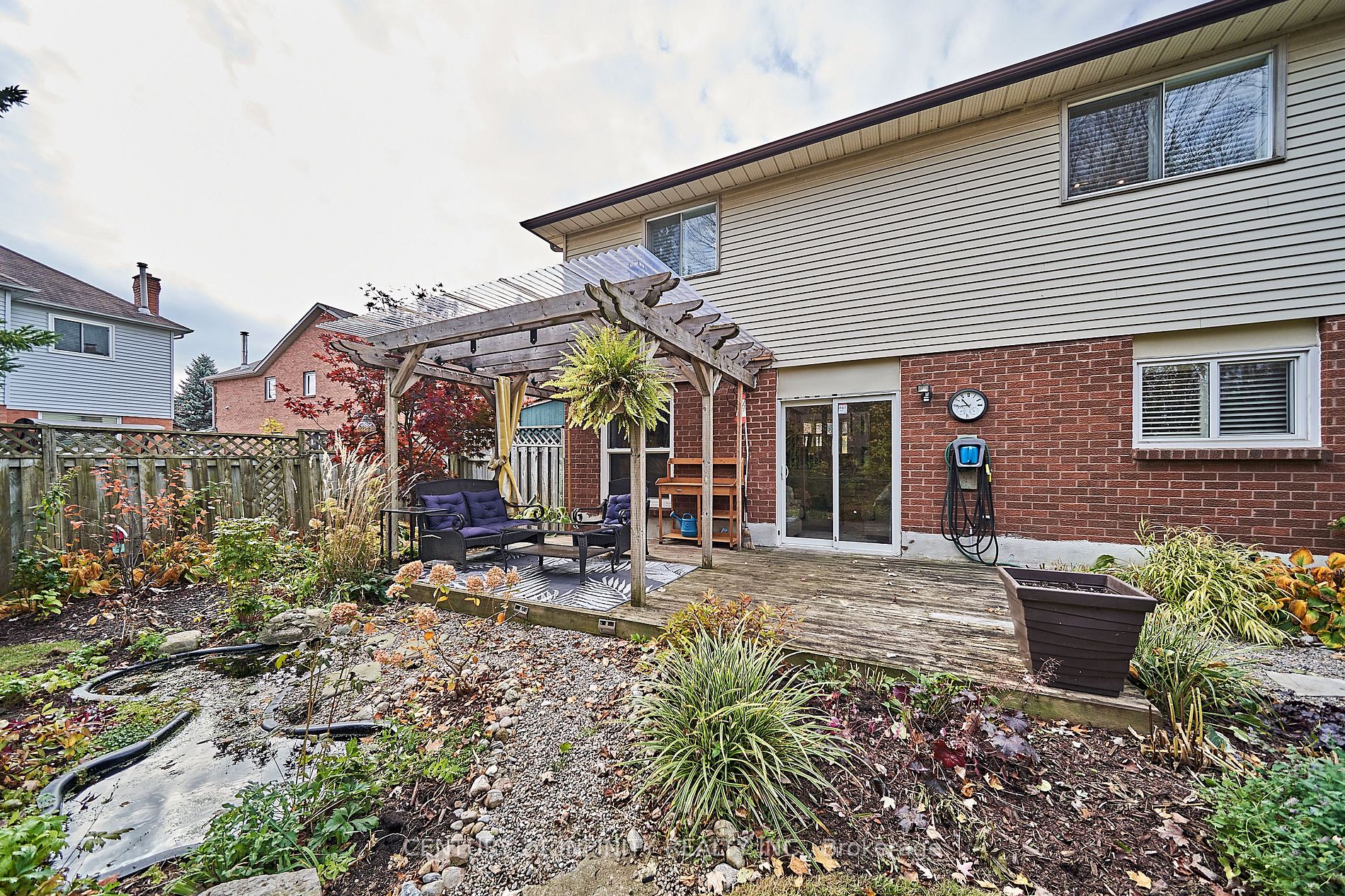 255 Glenabbey Dr
