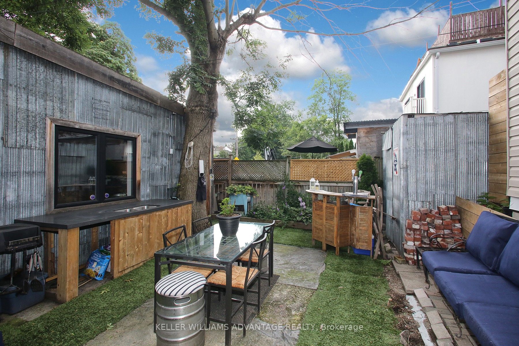 1233 Dundas St E