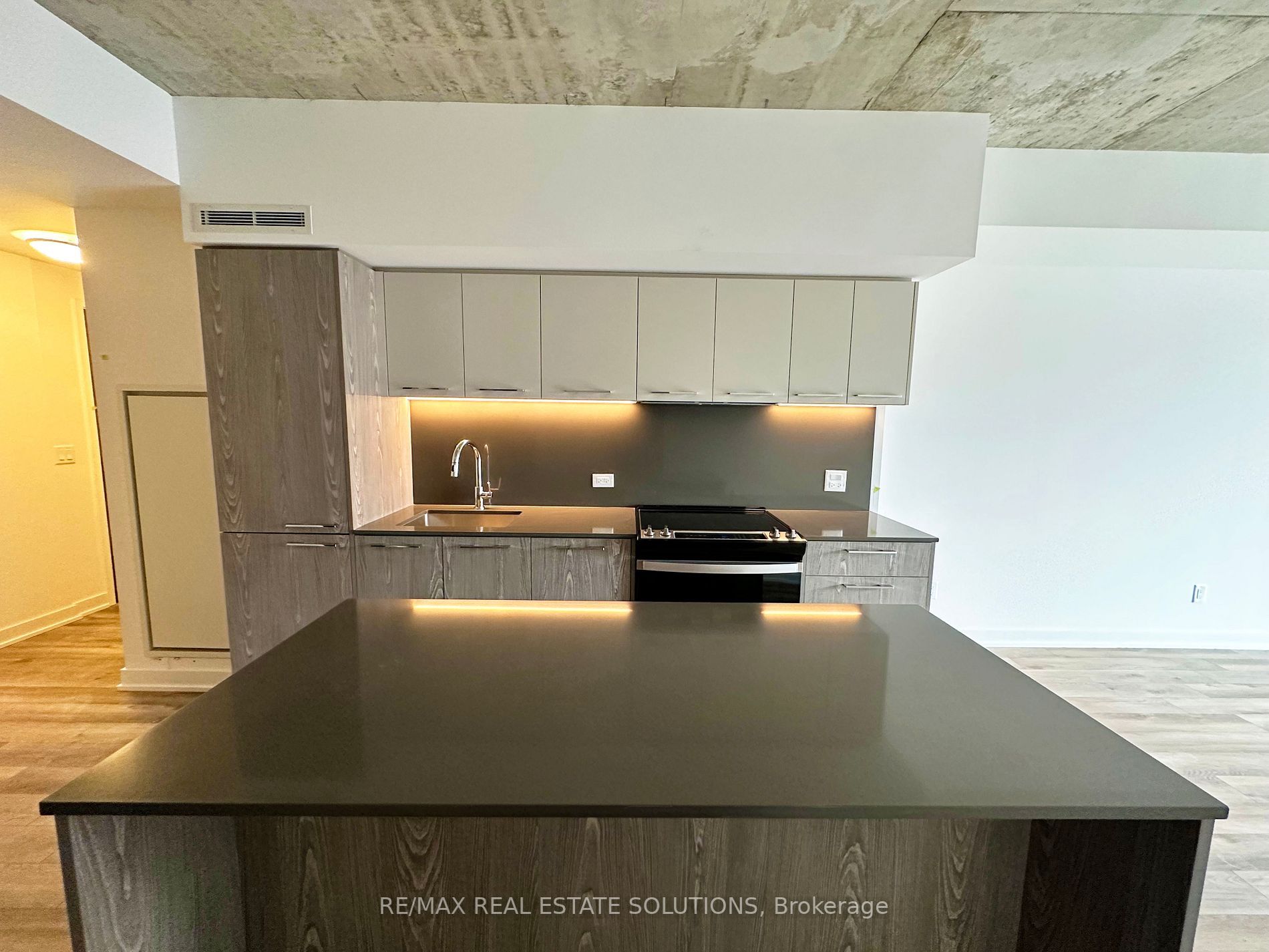 665 Queen St E, #206