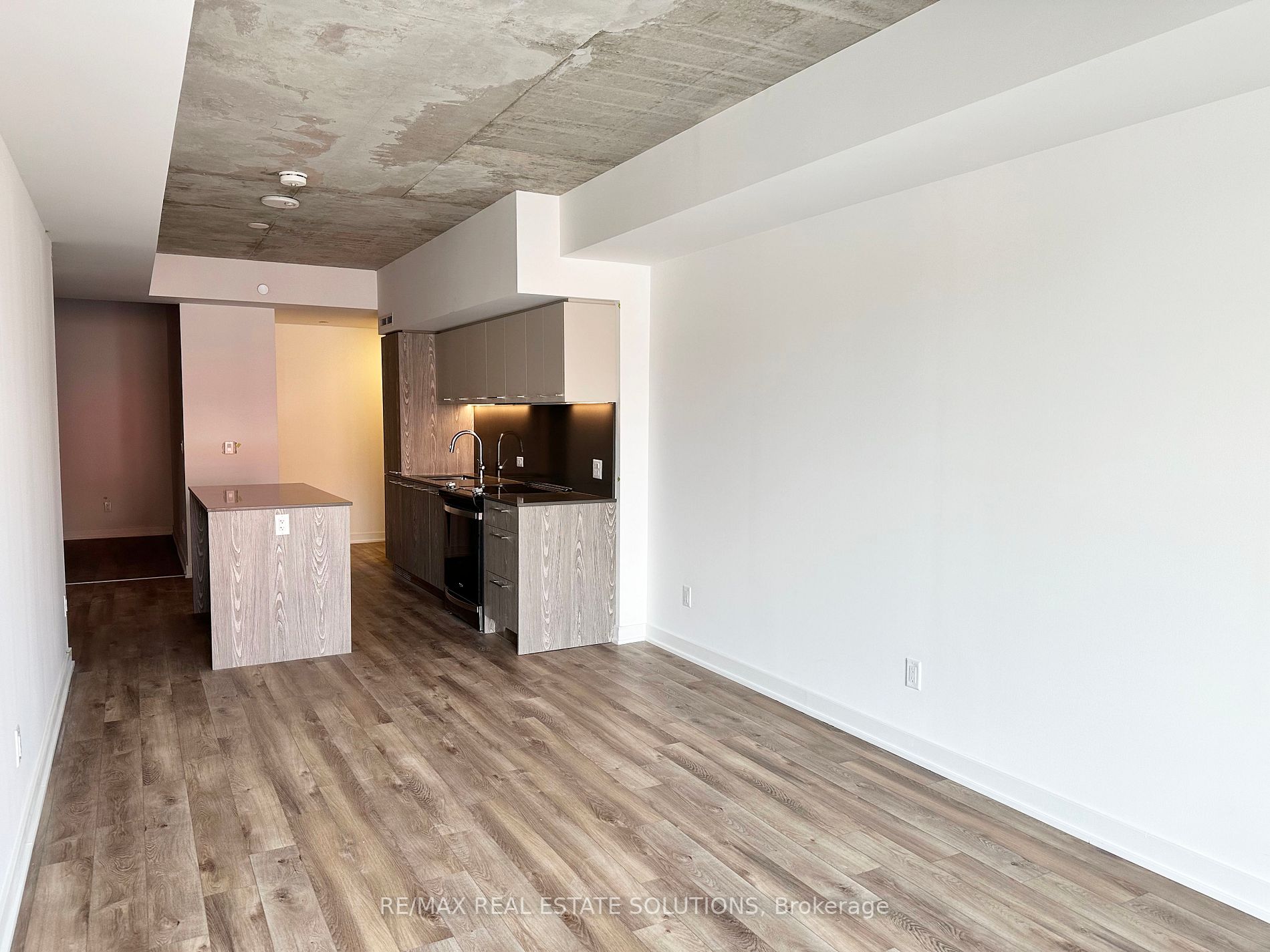 665 Queen St E, #206