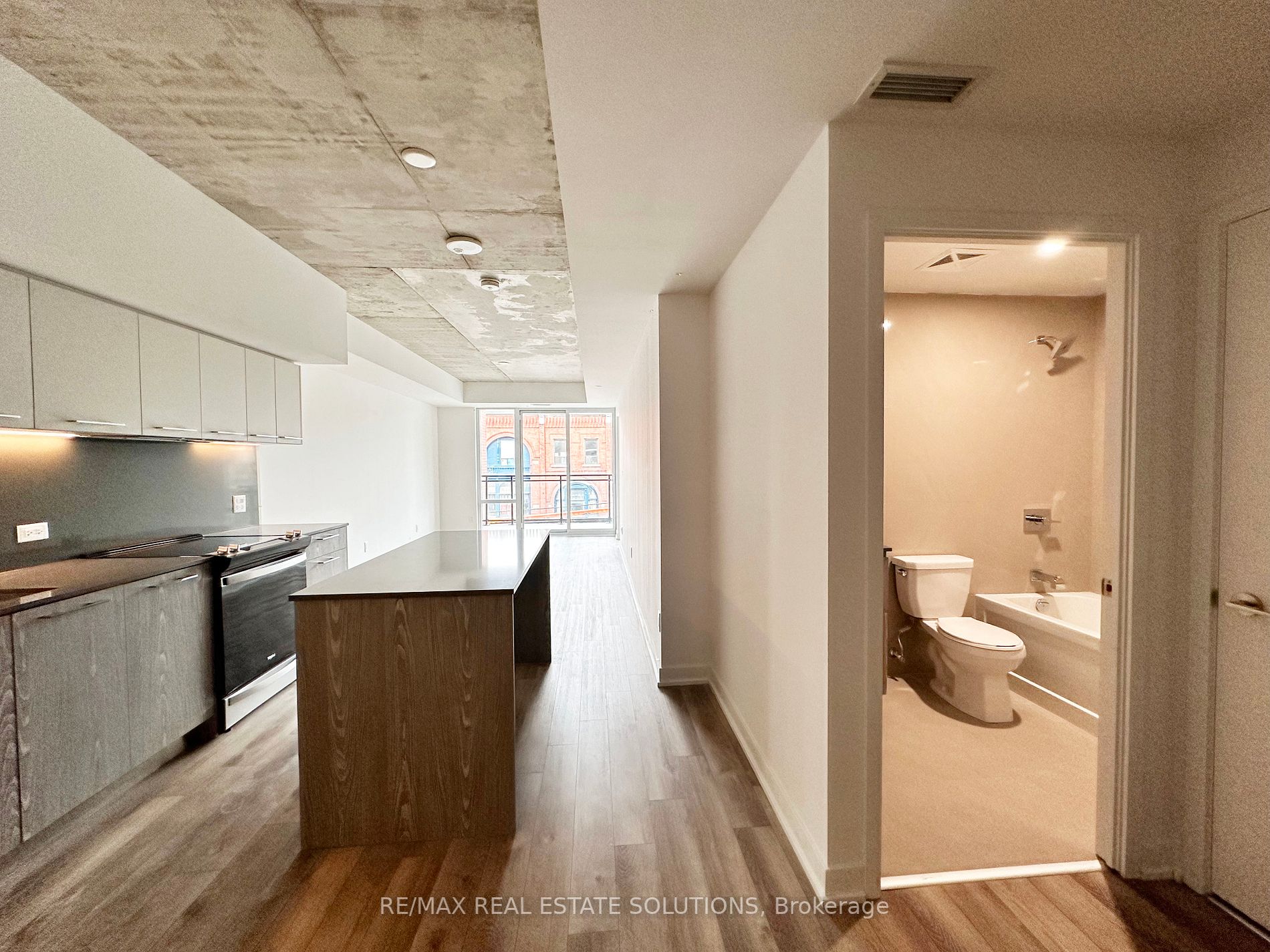 665 Queen St E, #206