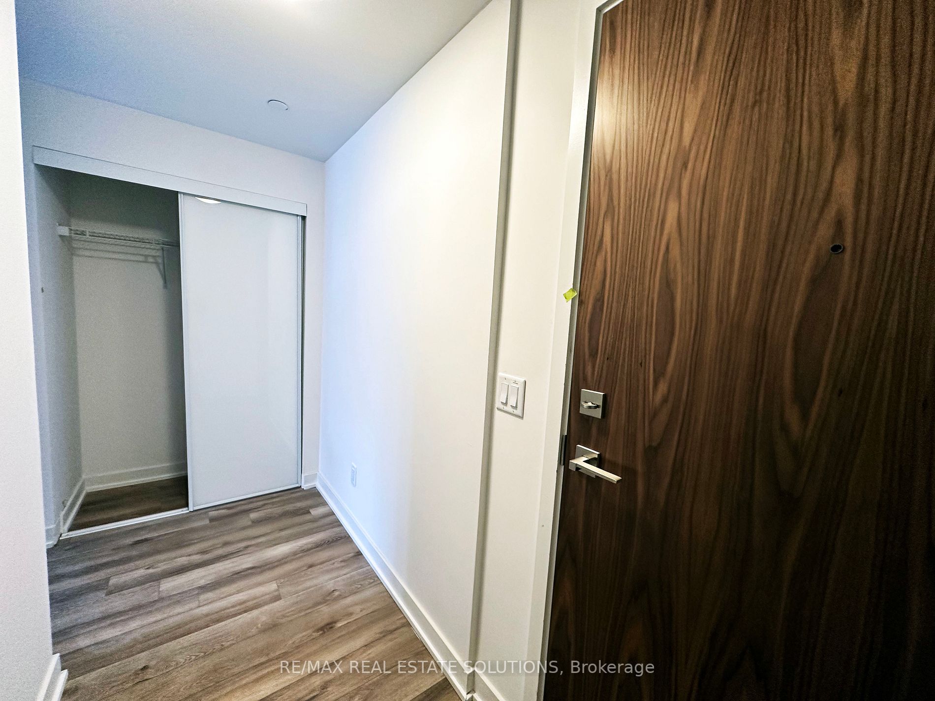 665 Queen St E, #206