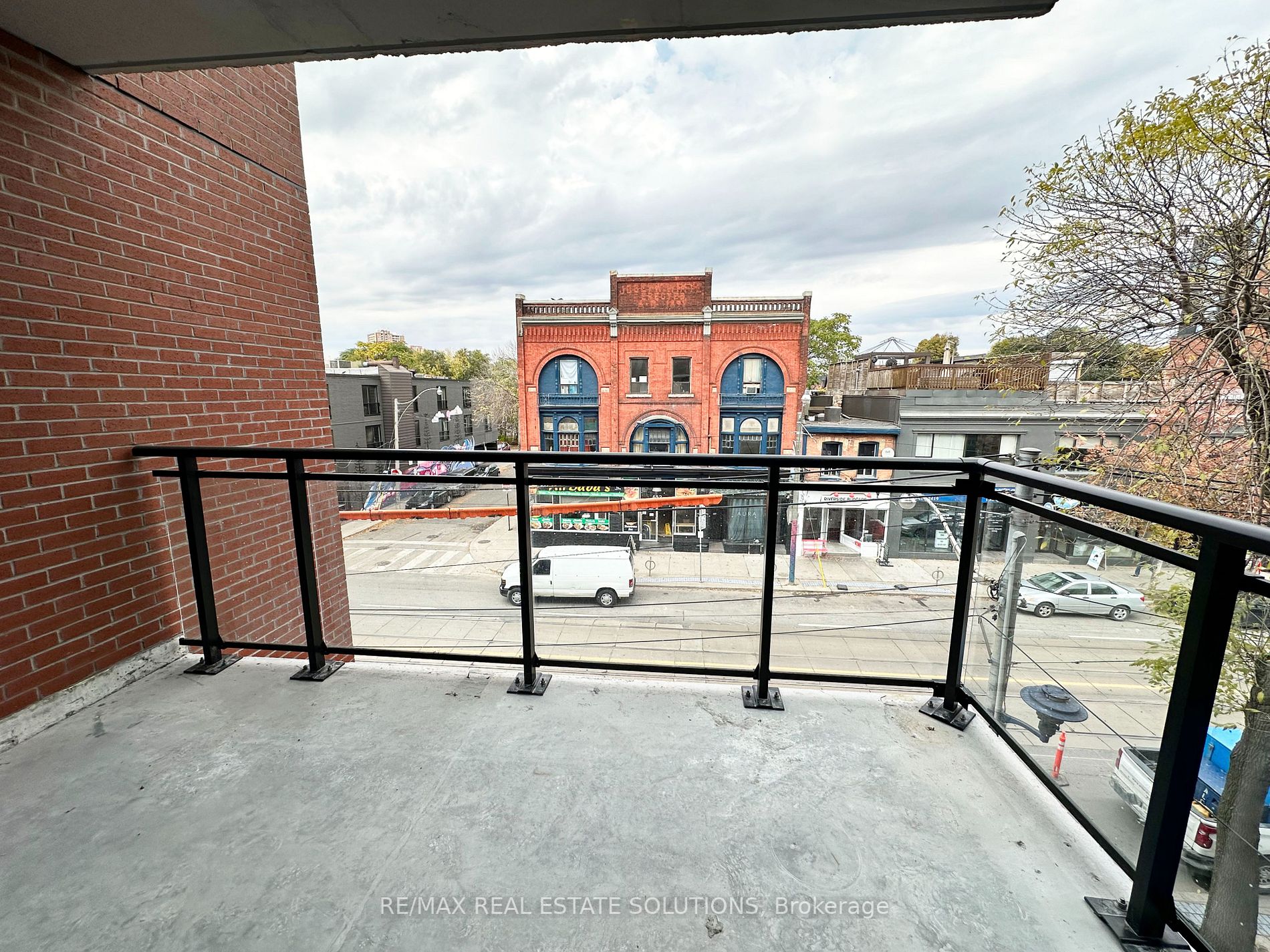 665 Queen St E, #206
