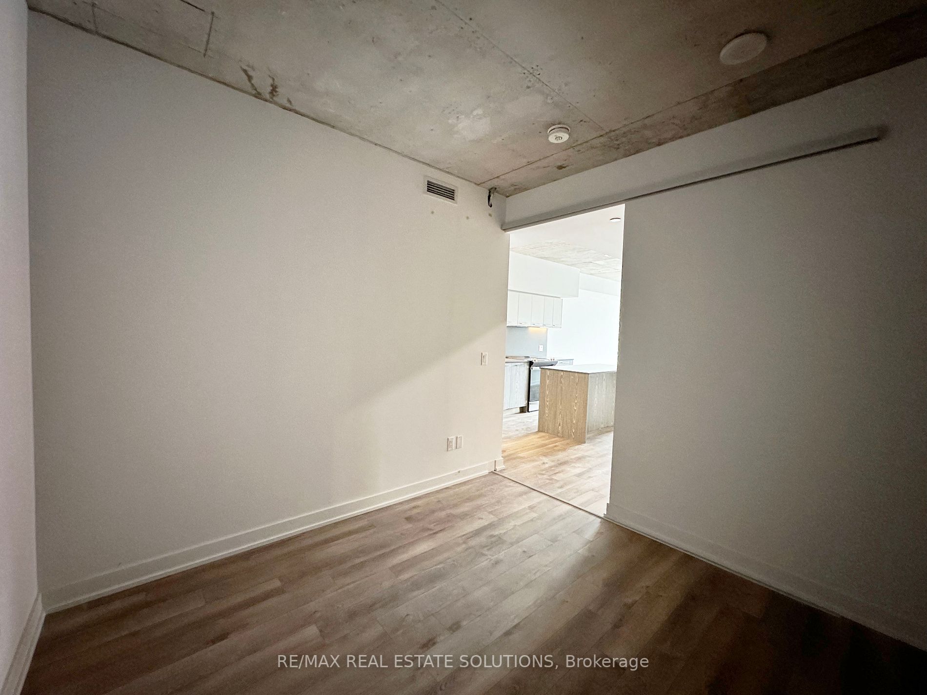 665 Queen St E, #206