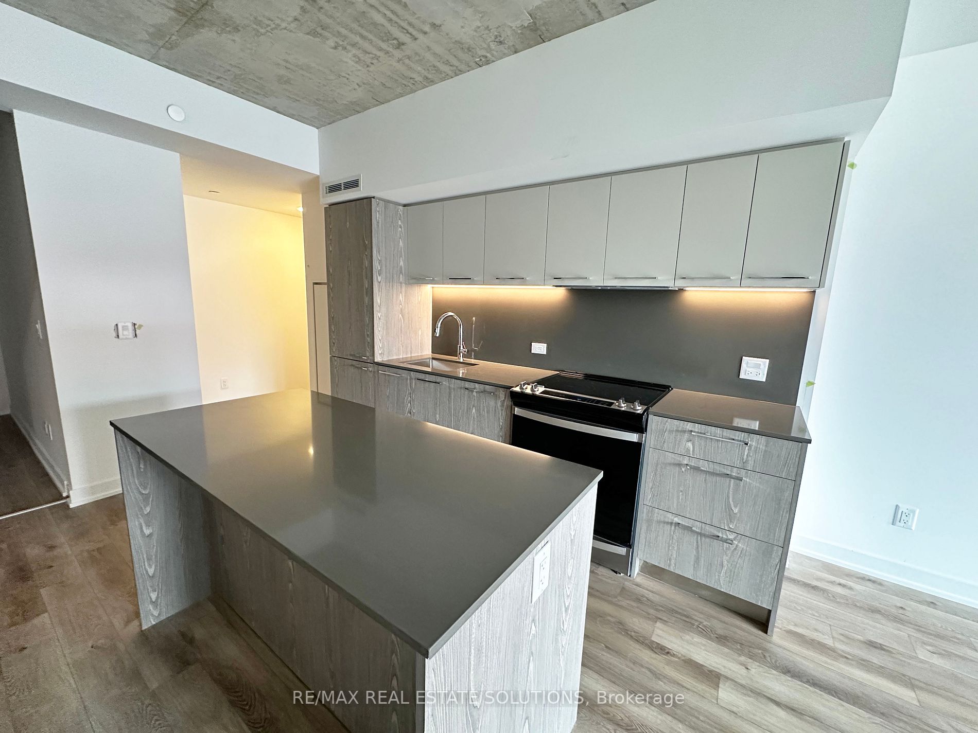 665 Queen St E, #206