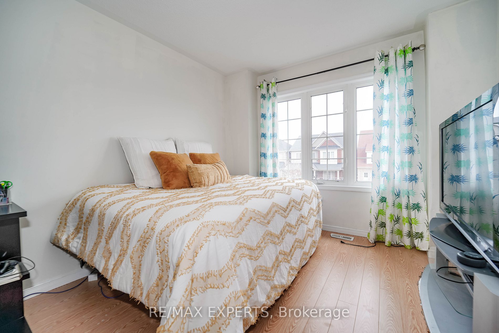 10 Watersplace Ave