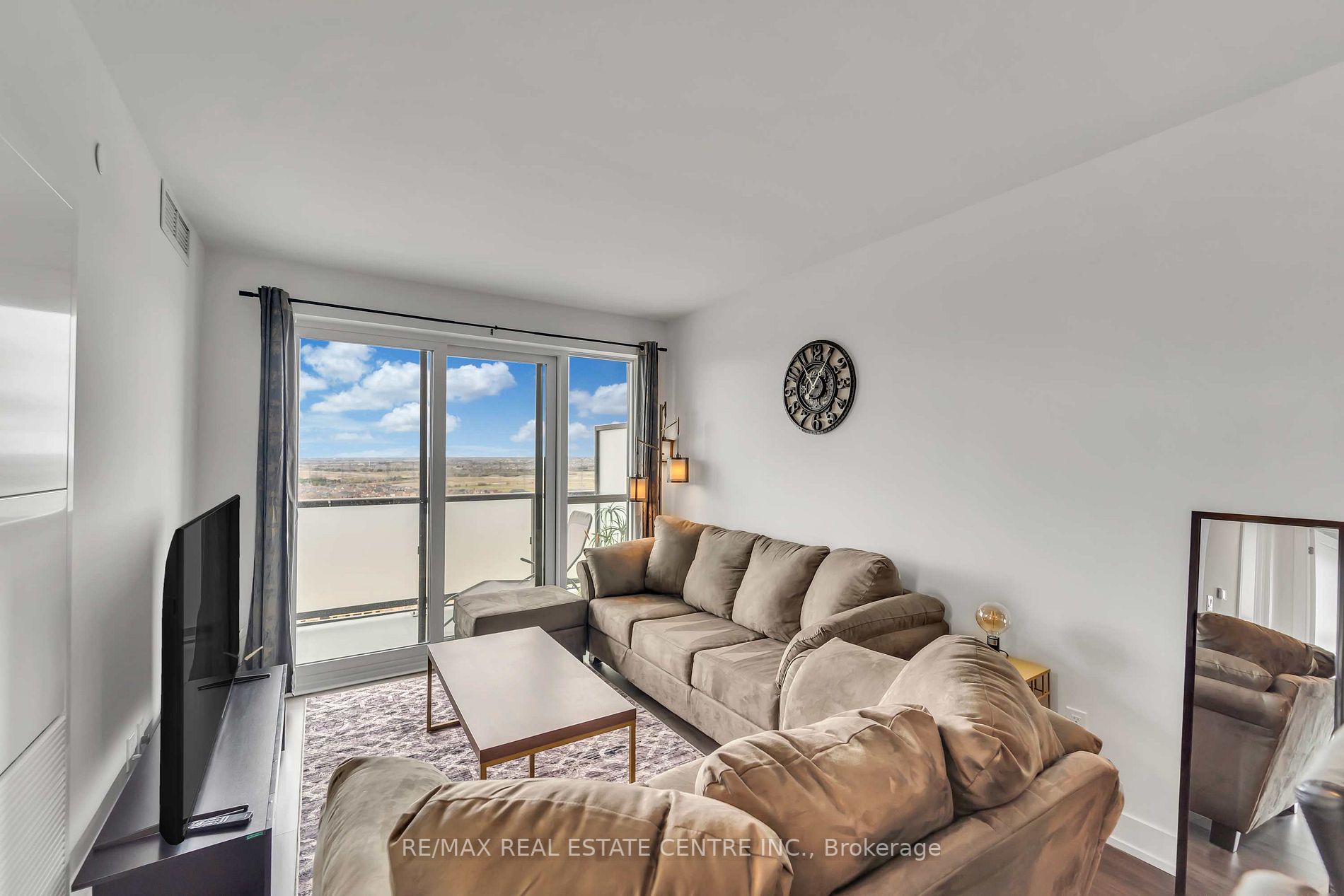 2550 Simcoe Street N, #1917