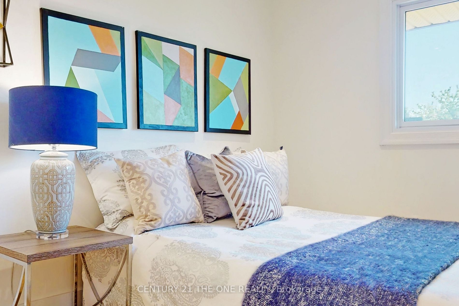 647 Capilano Cres