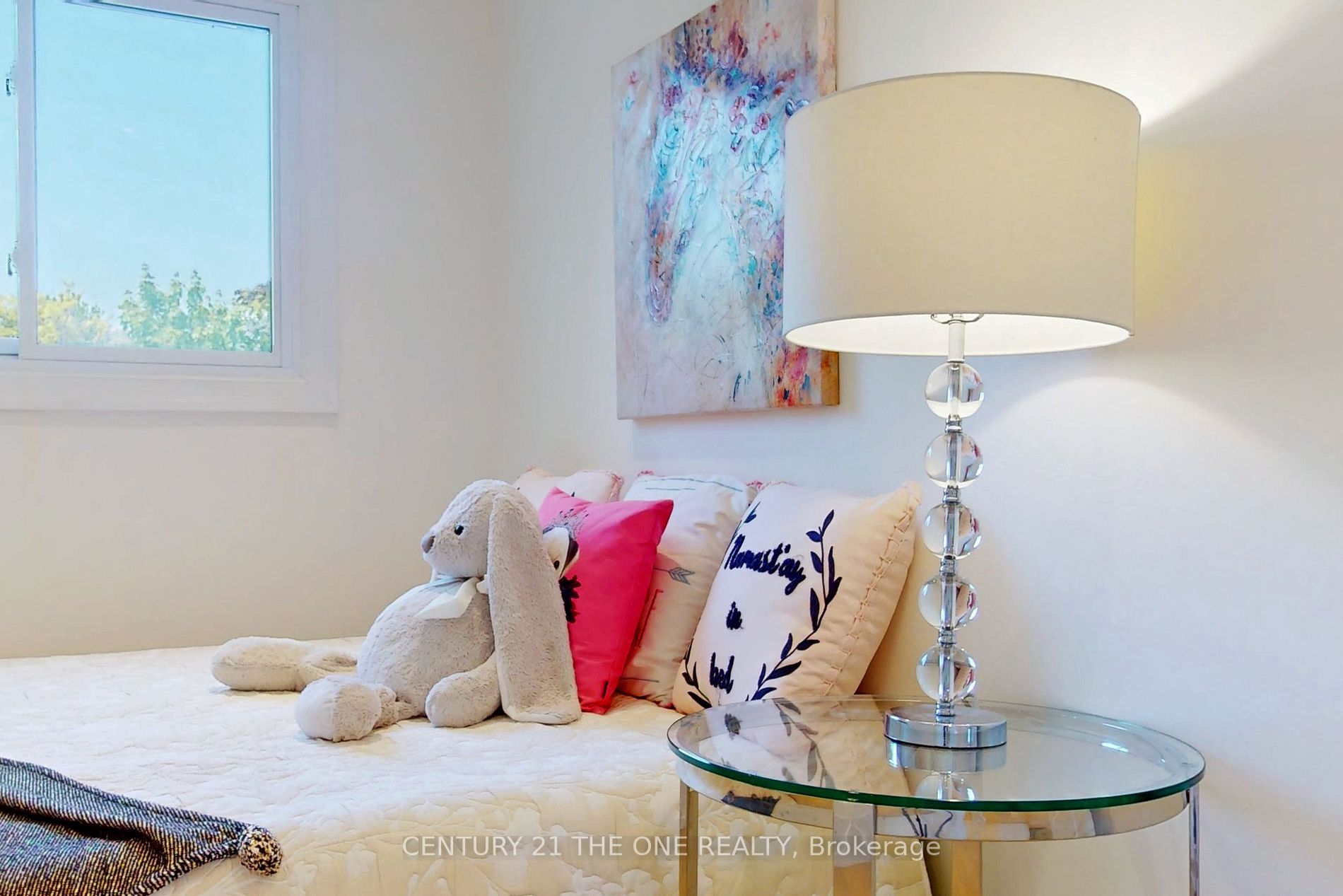 647 Capilano Cres