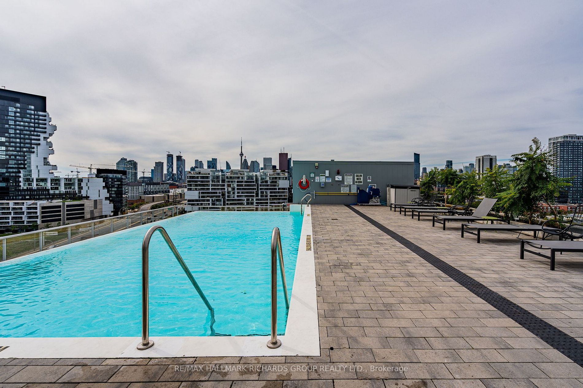 665 Queen St E, #304