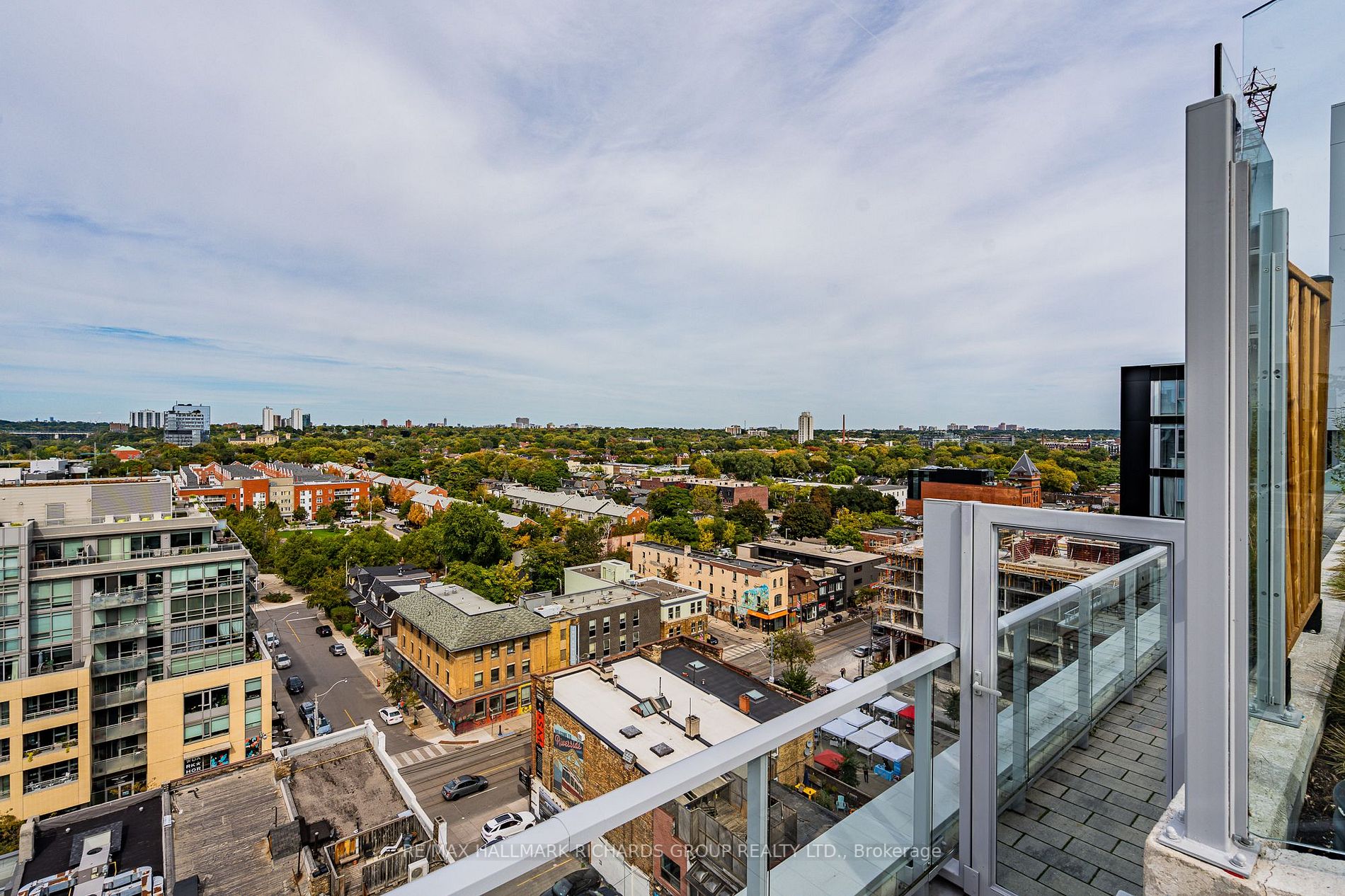 665 Queen St E, #304