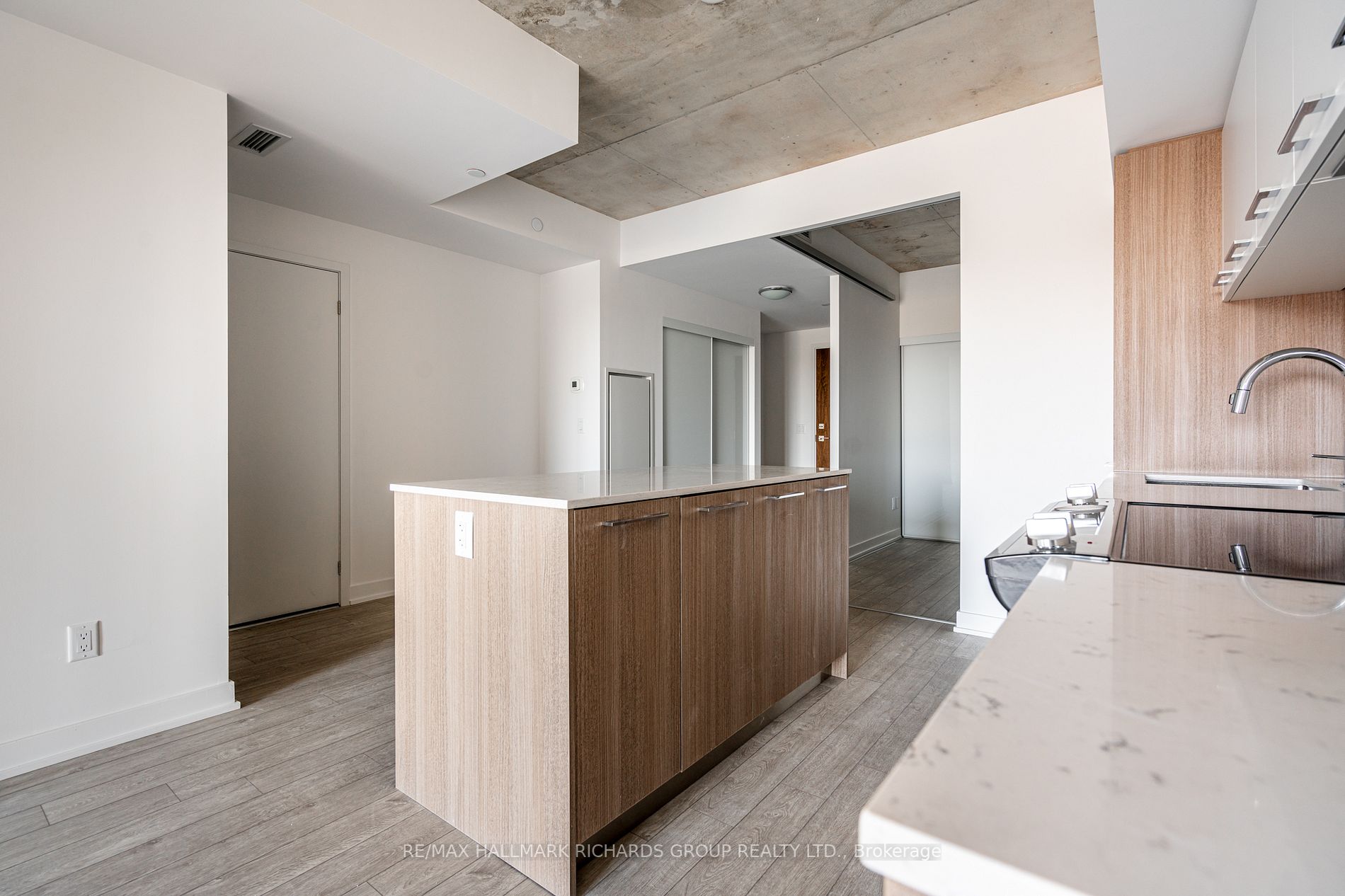 665 Queen St E, #304
