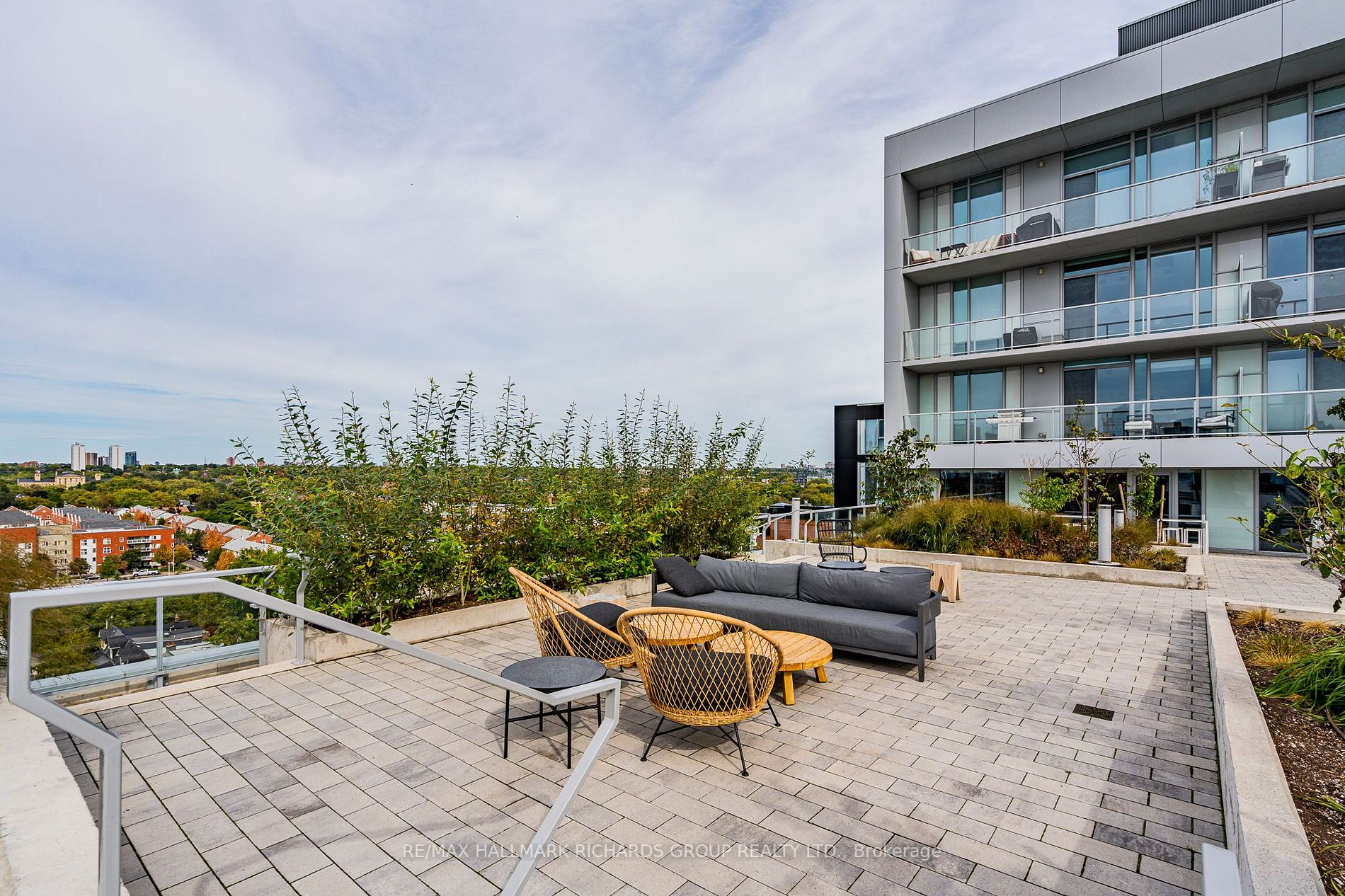 665 Queen St E, #304