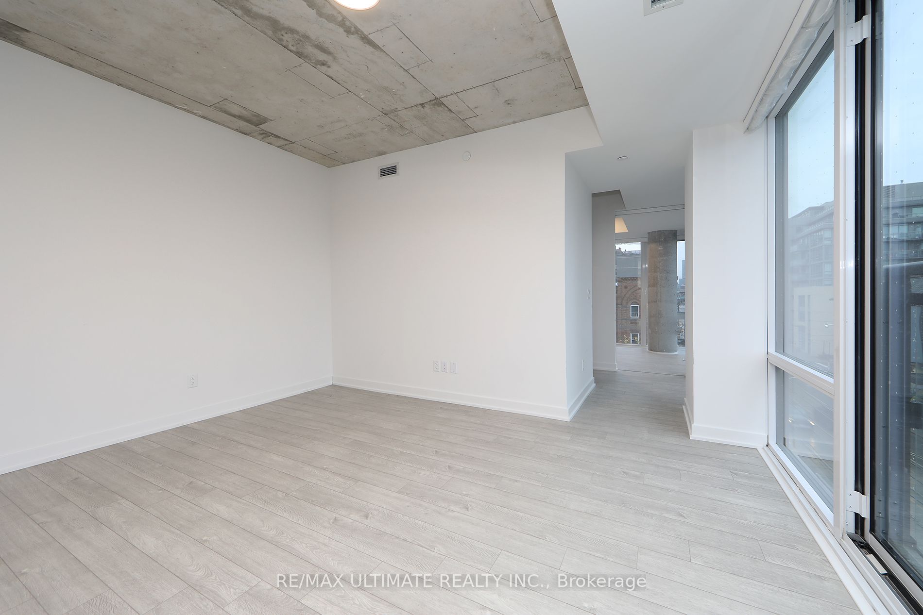 665 Queen St E, #319