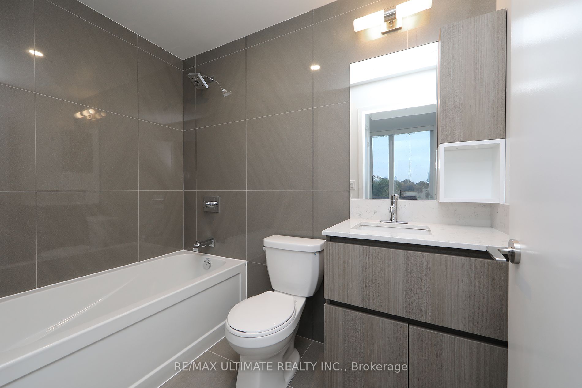 665 Queen St E, #319