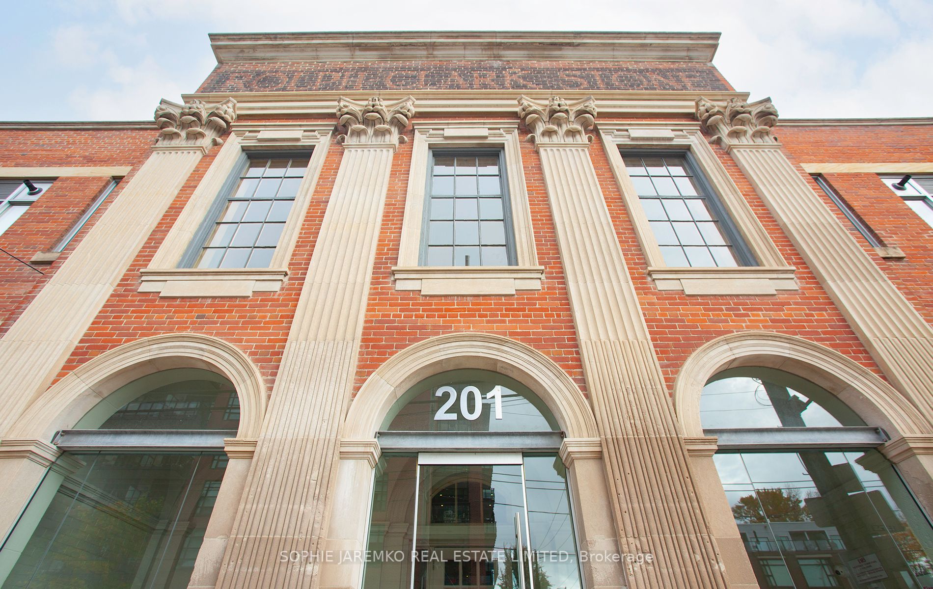 201 Carlaw Ave, #127