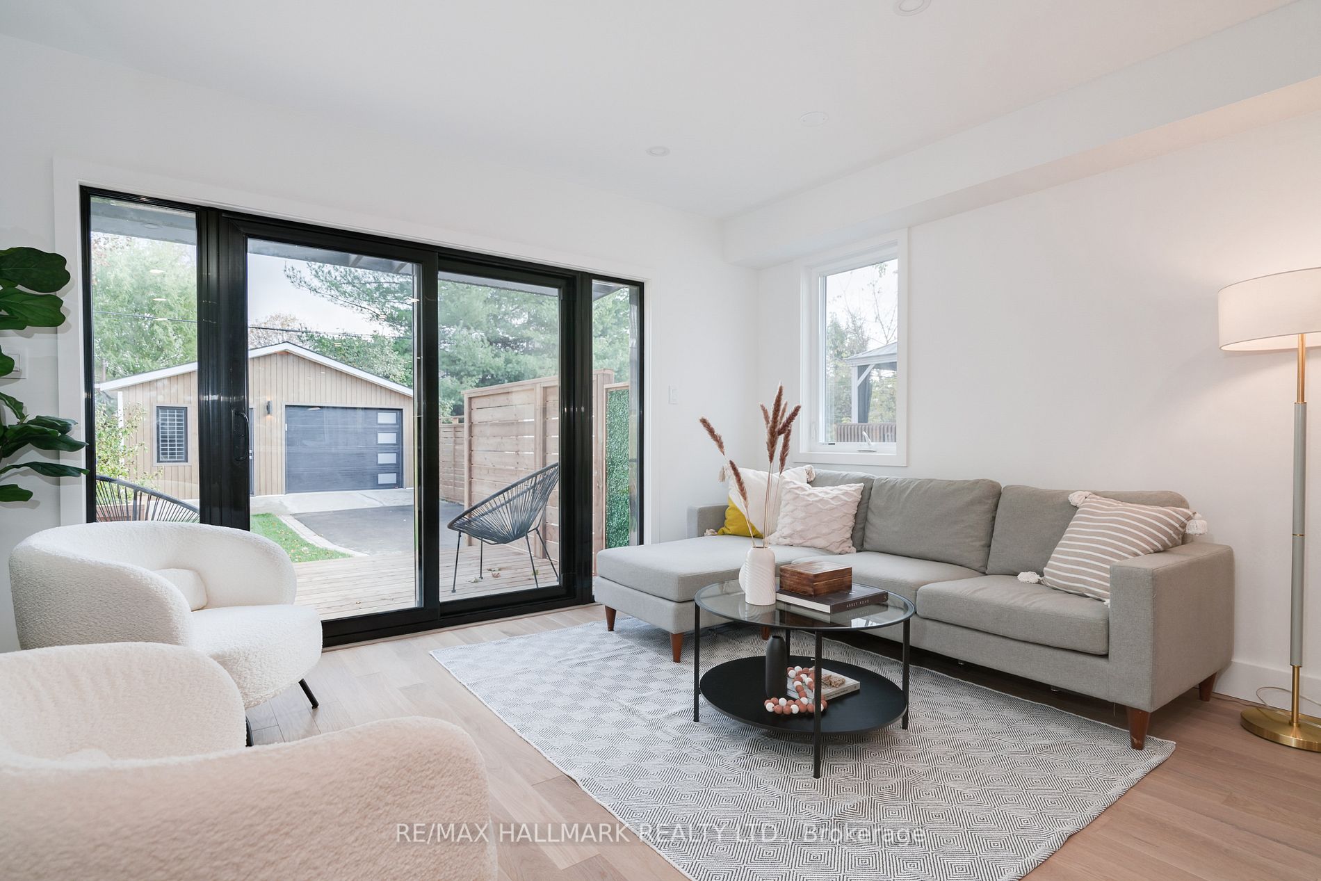 245 Linsmore Cres