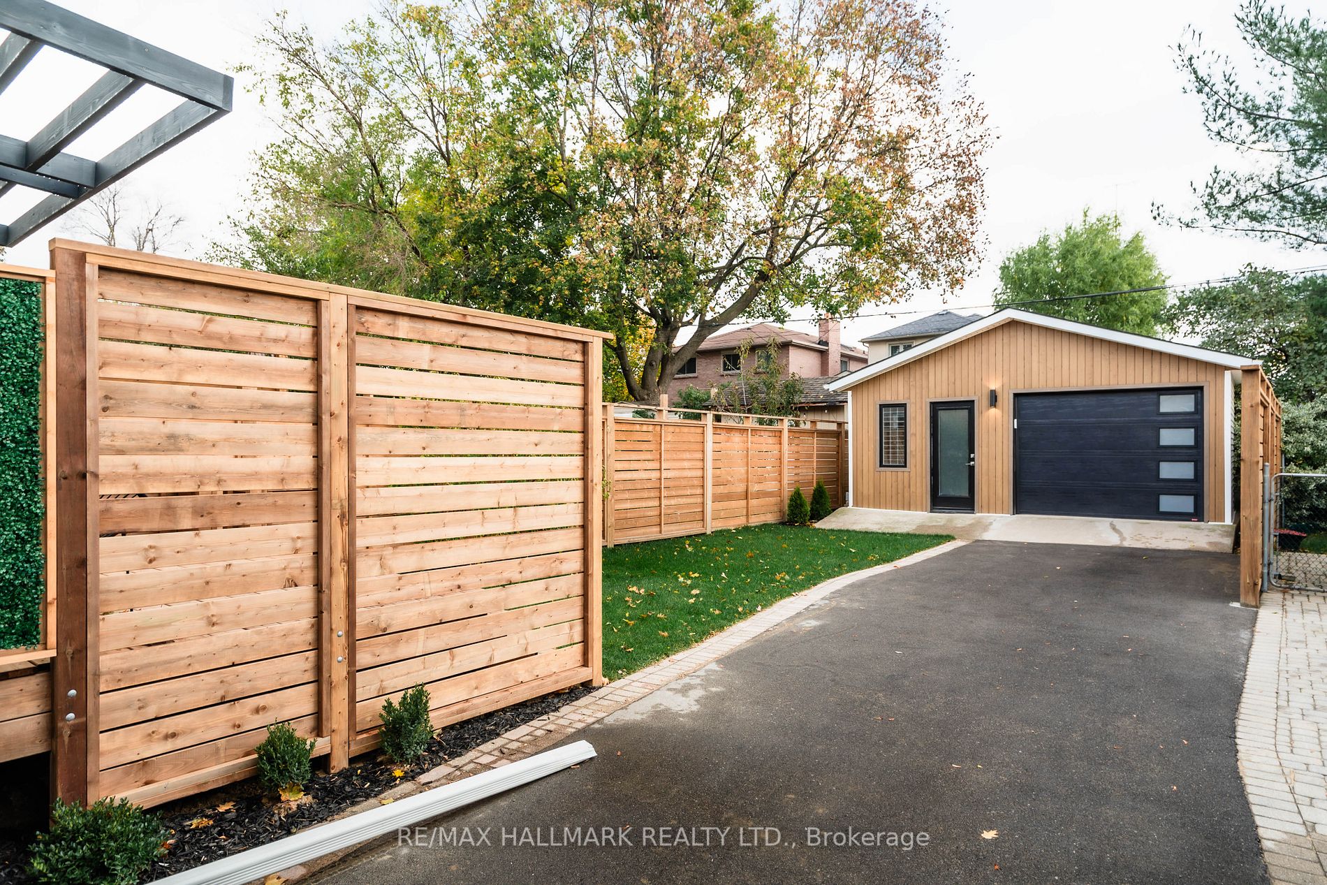 245 Linsmore Cres