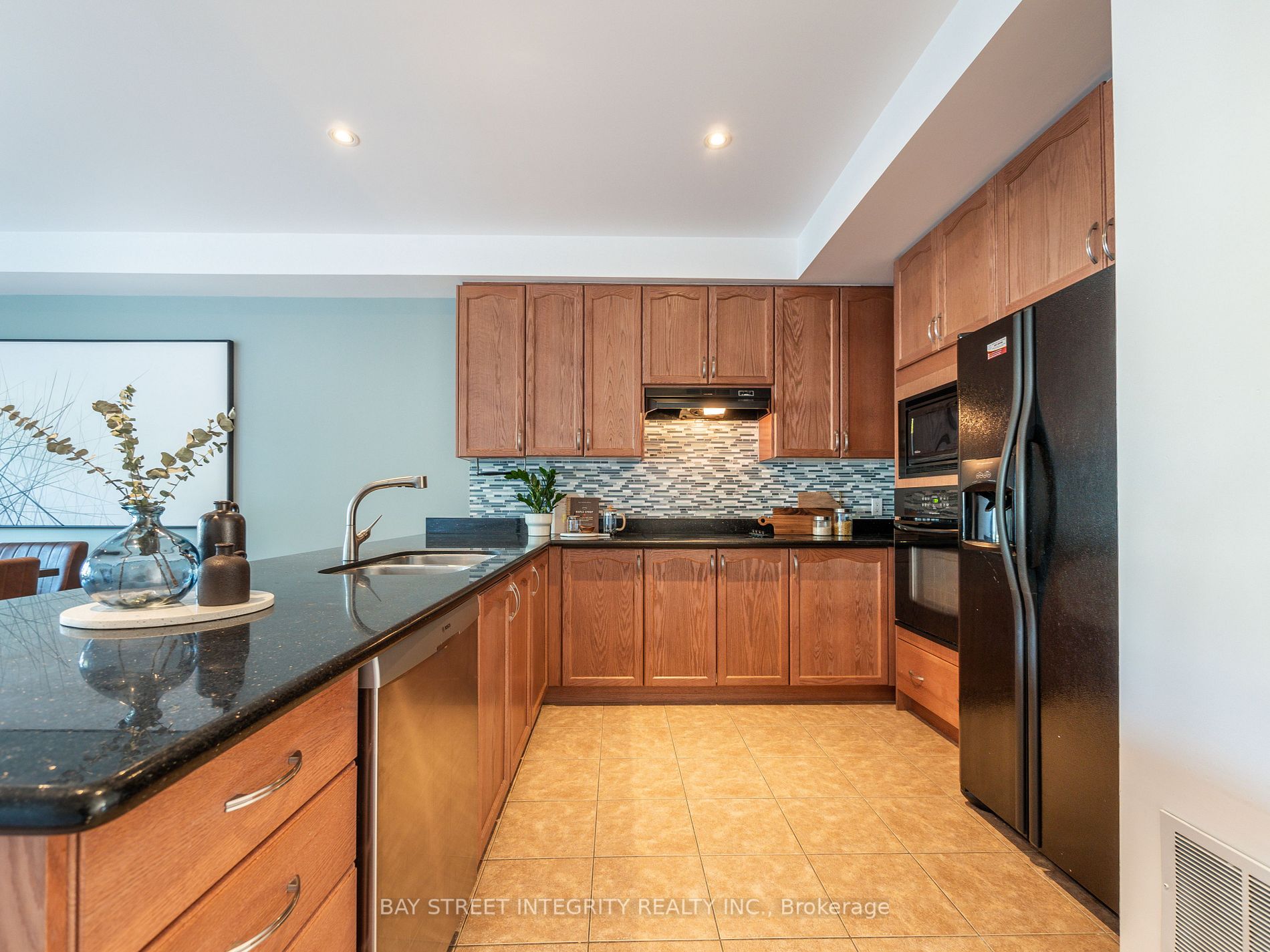 96 Woodbine Ave