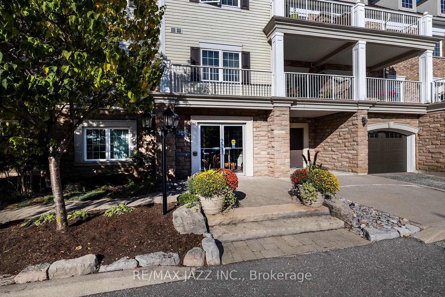 385 Lakebreeze Dr, #304