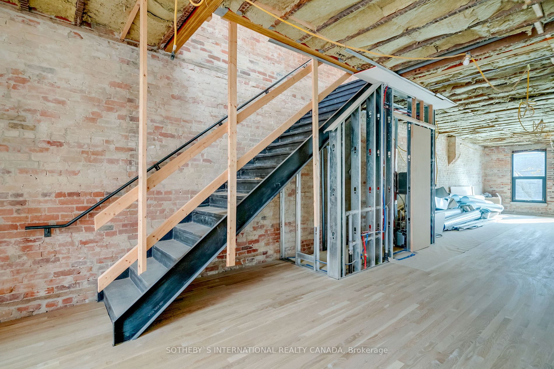 974 Queen St E, #200