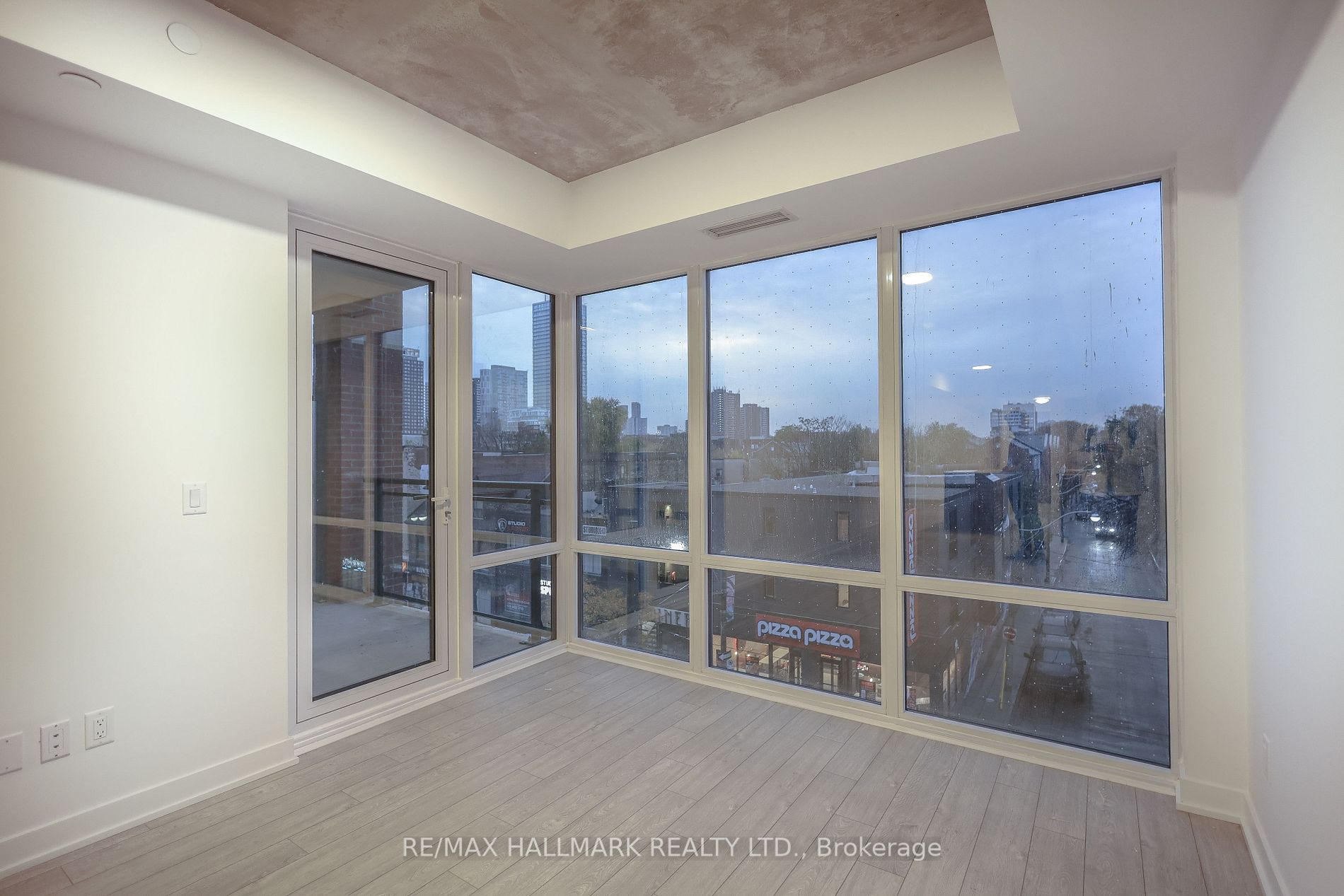 665 Queen St E, #303