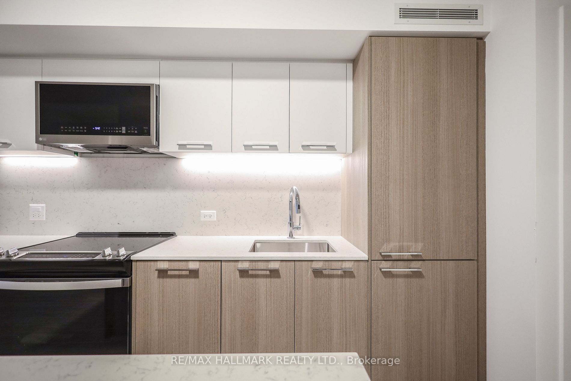 665 Queen St E, #303