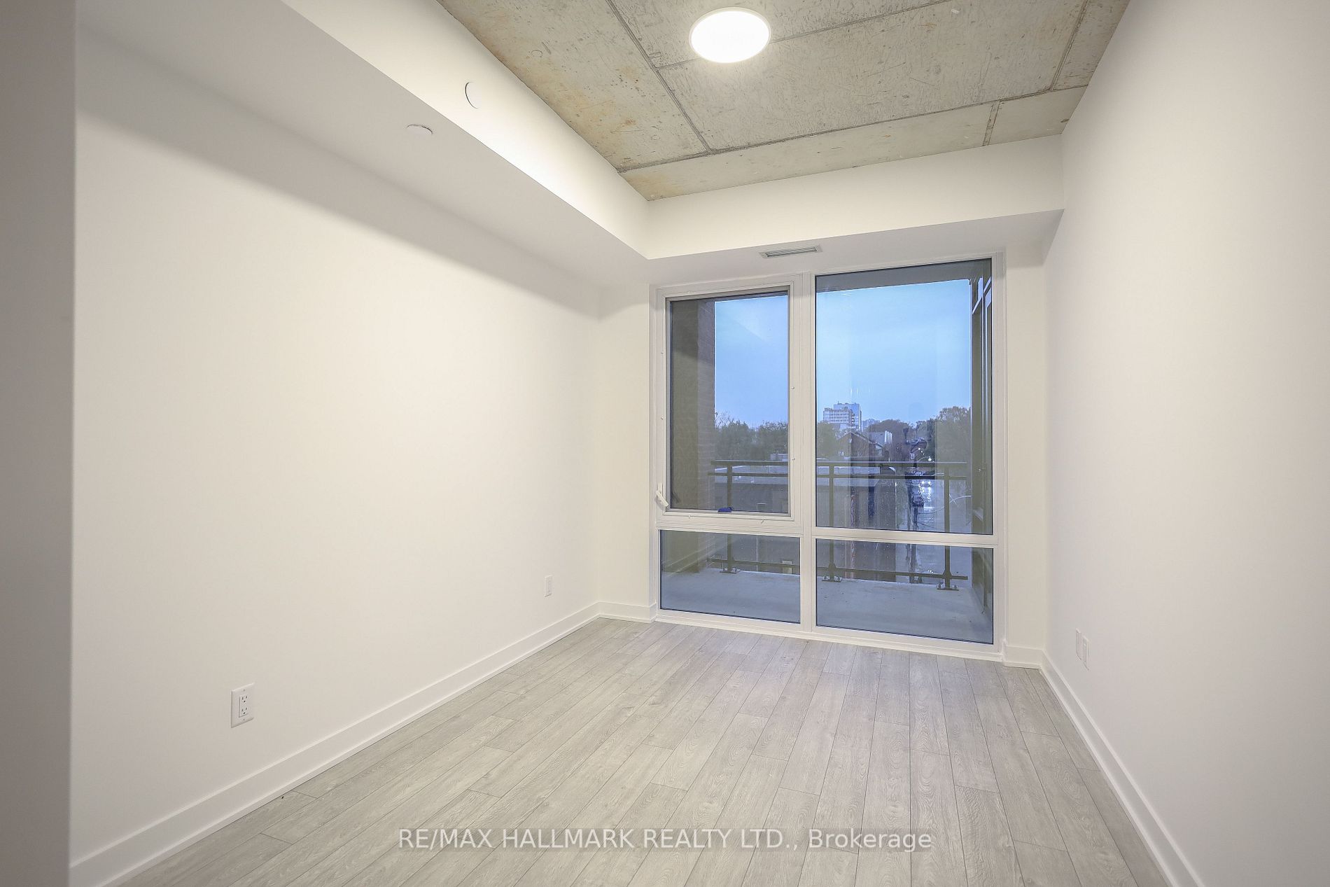 665 Queen St E, #303