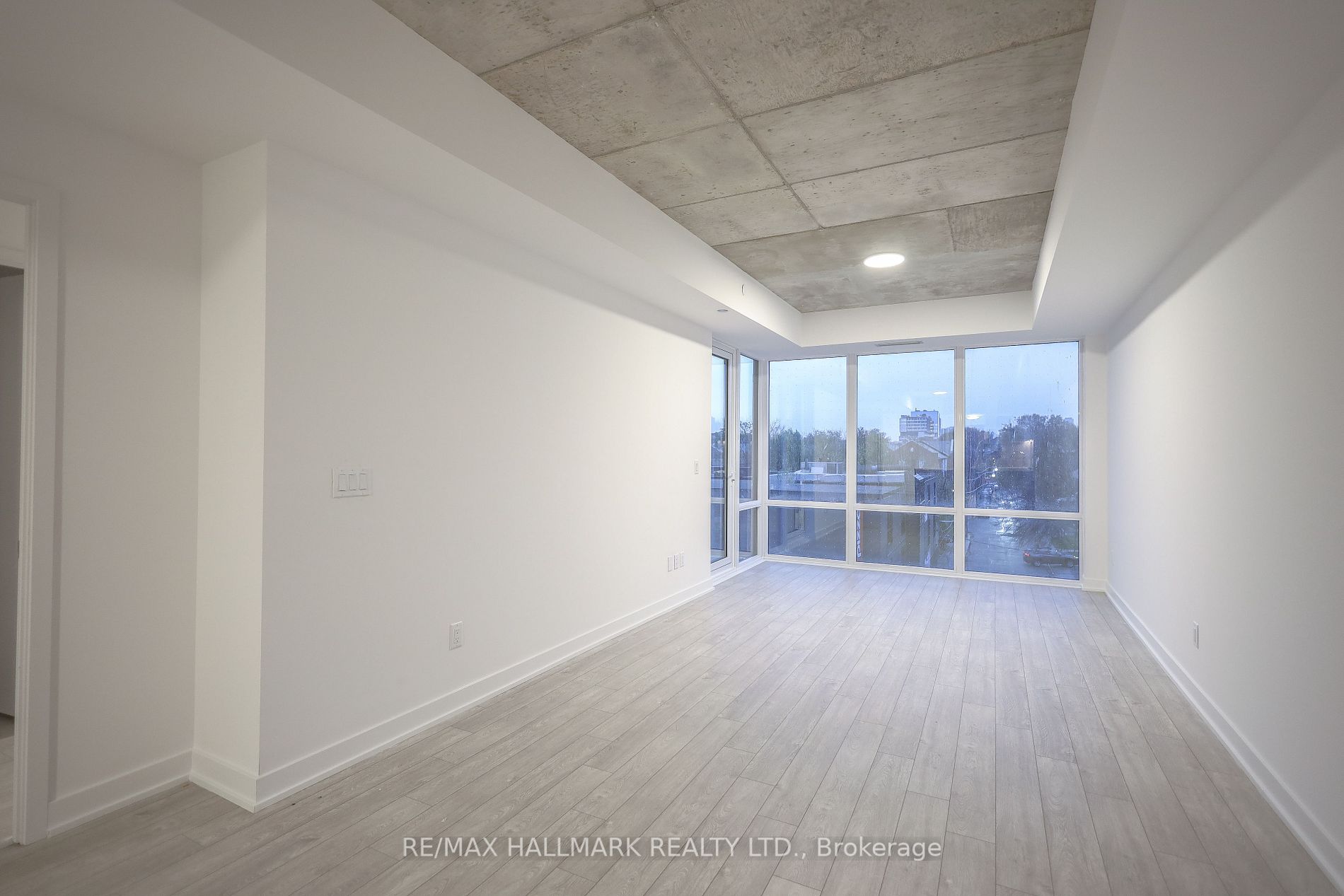 665 Queen St E, #303