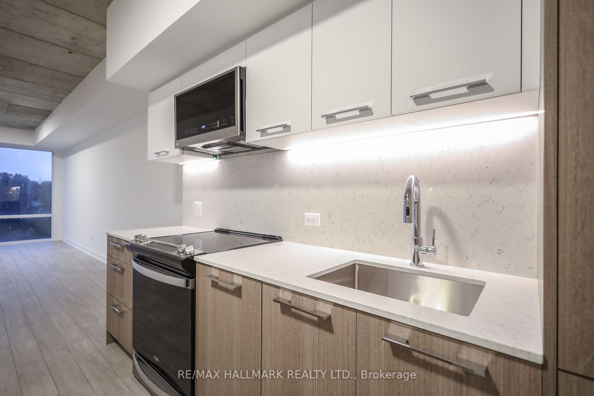 665 Queen St E, #303