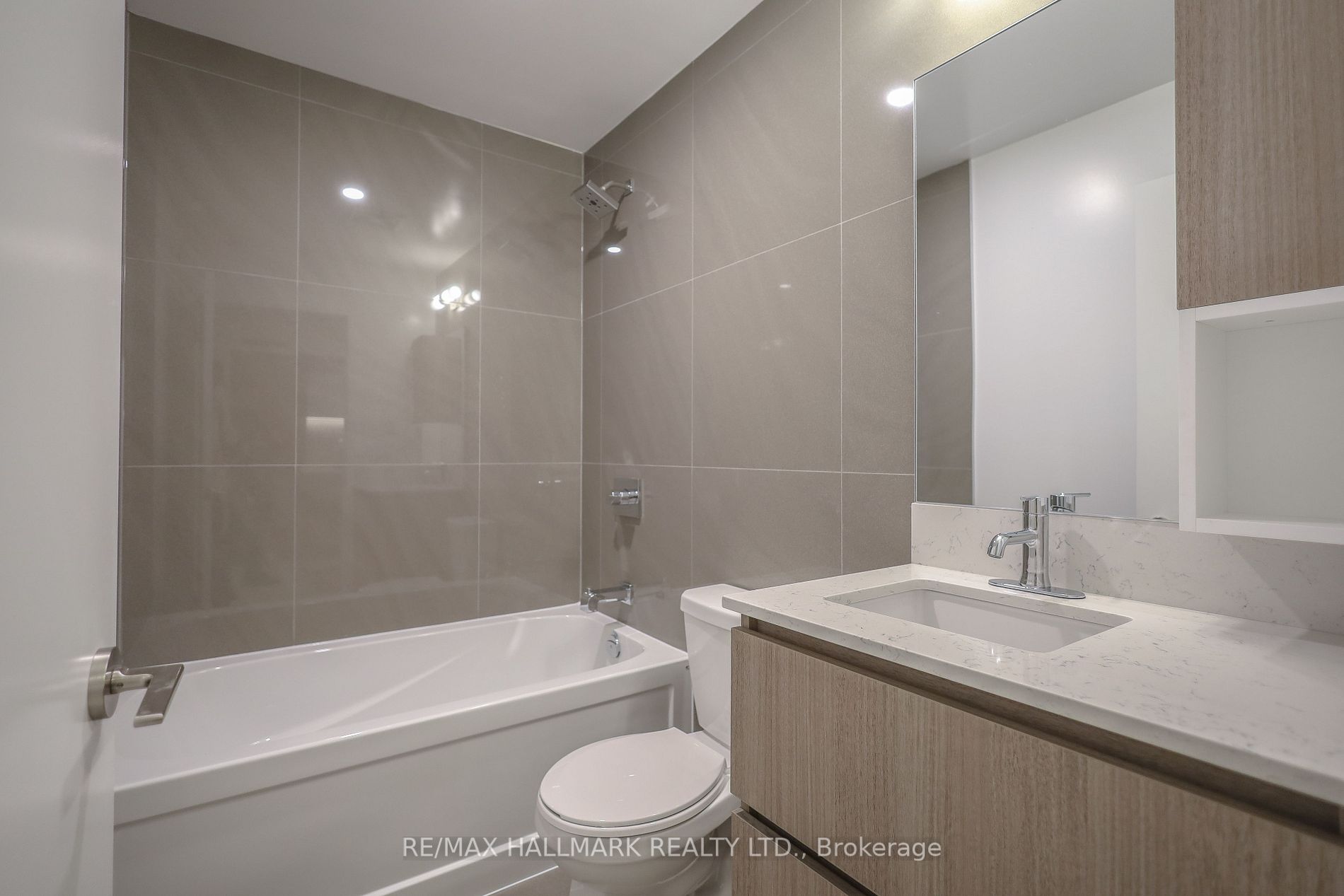 665 Queen St E, #303