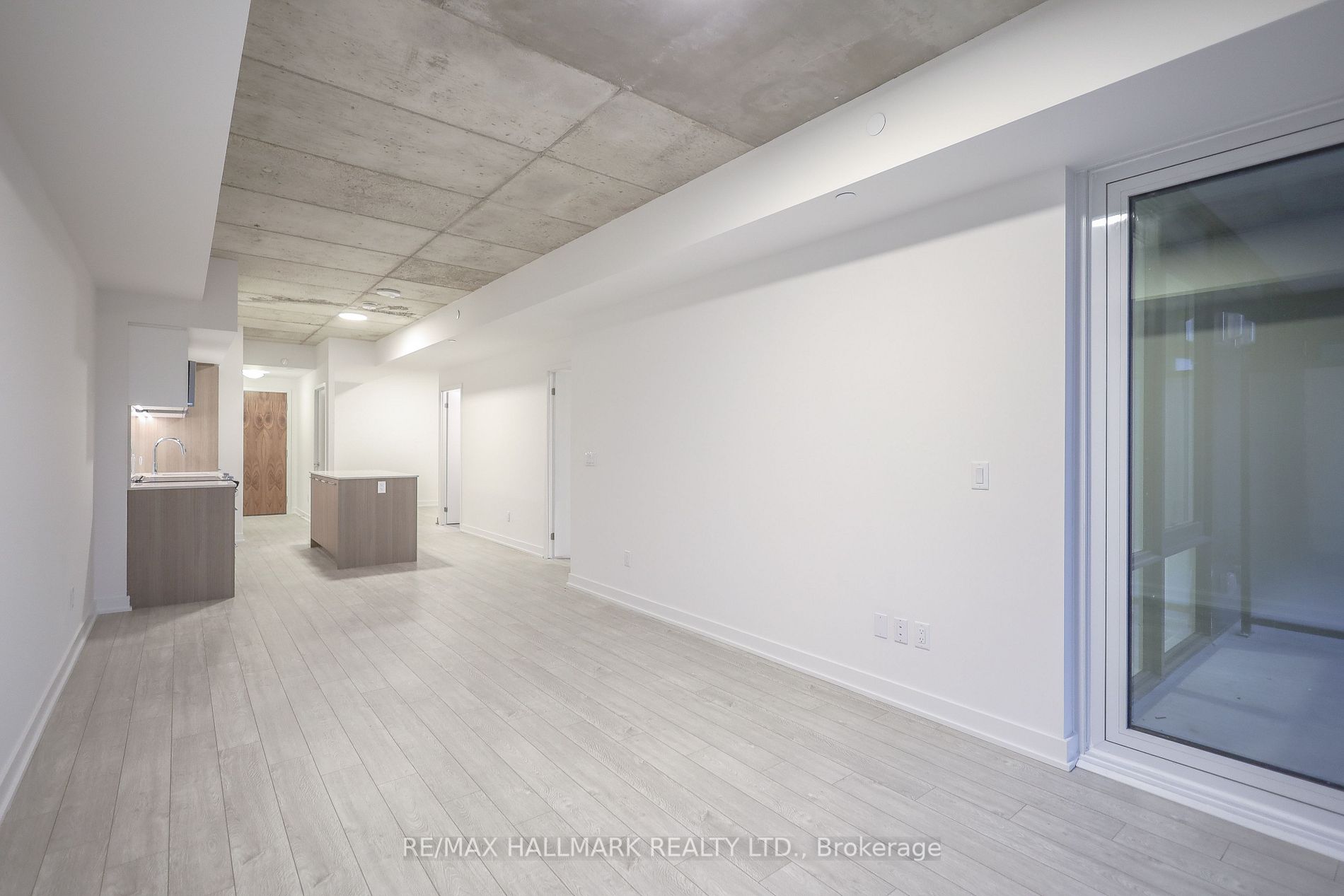665 Queen St E, #303