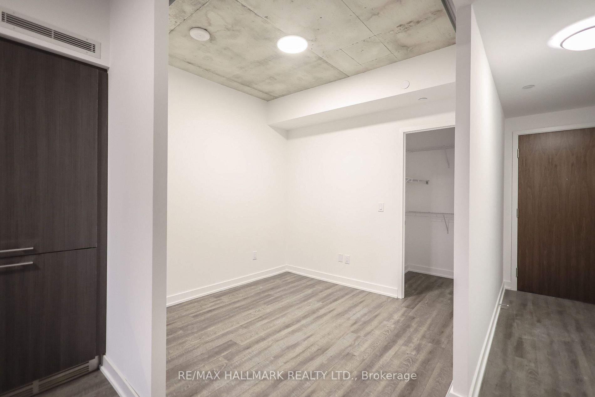 665 Queen St N, #305