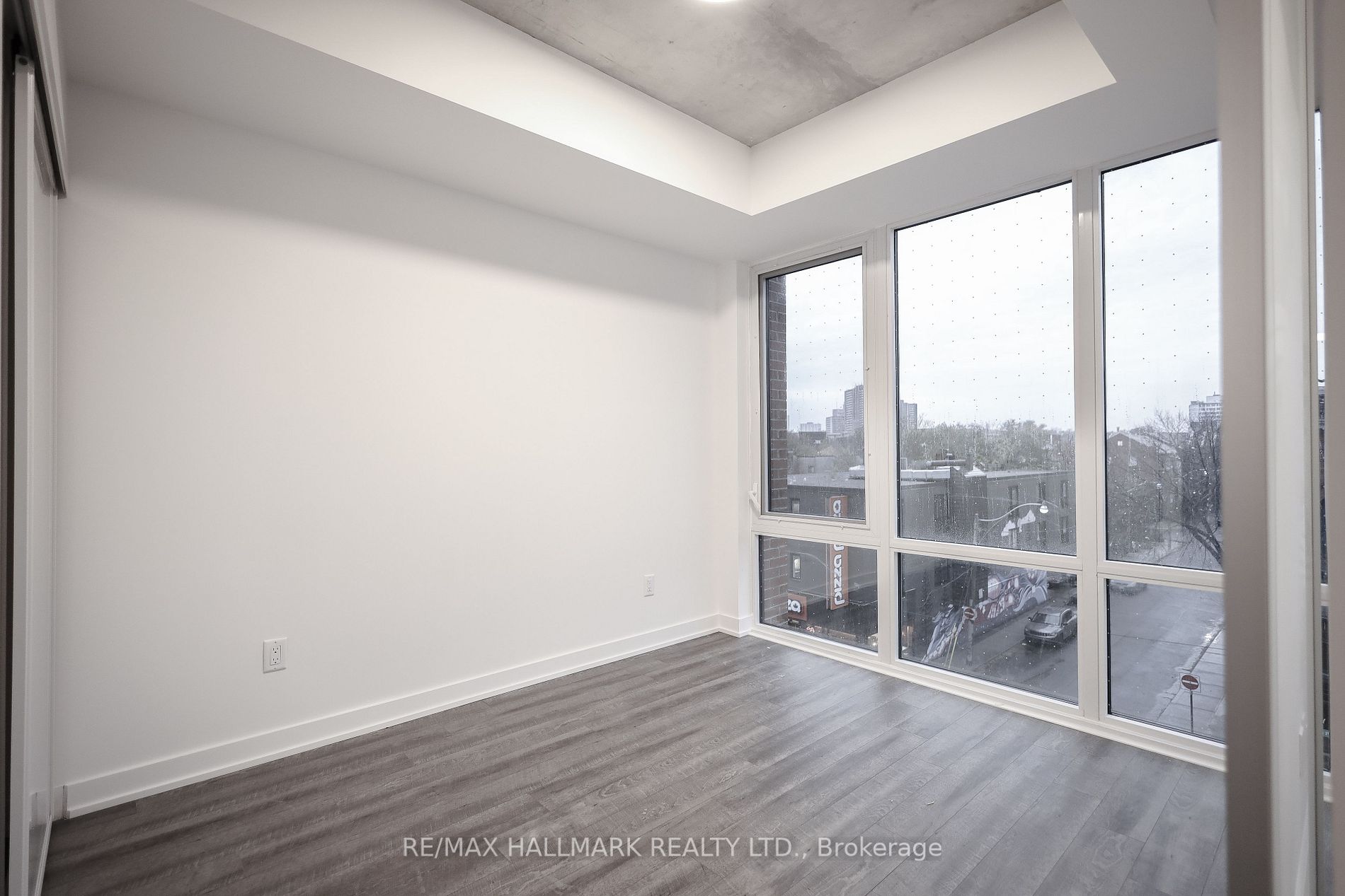 665 Queen St N, #305