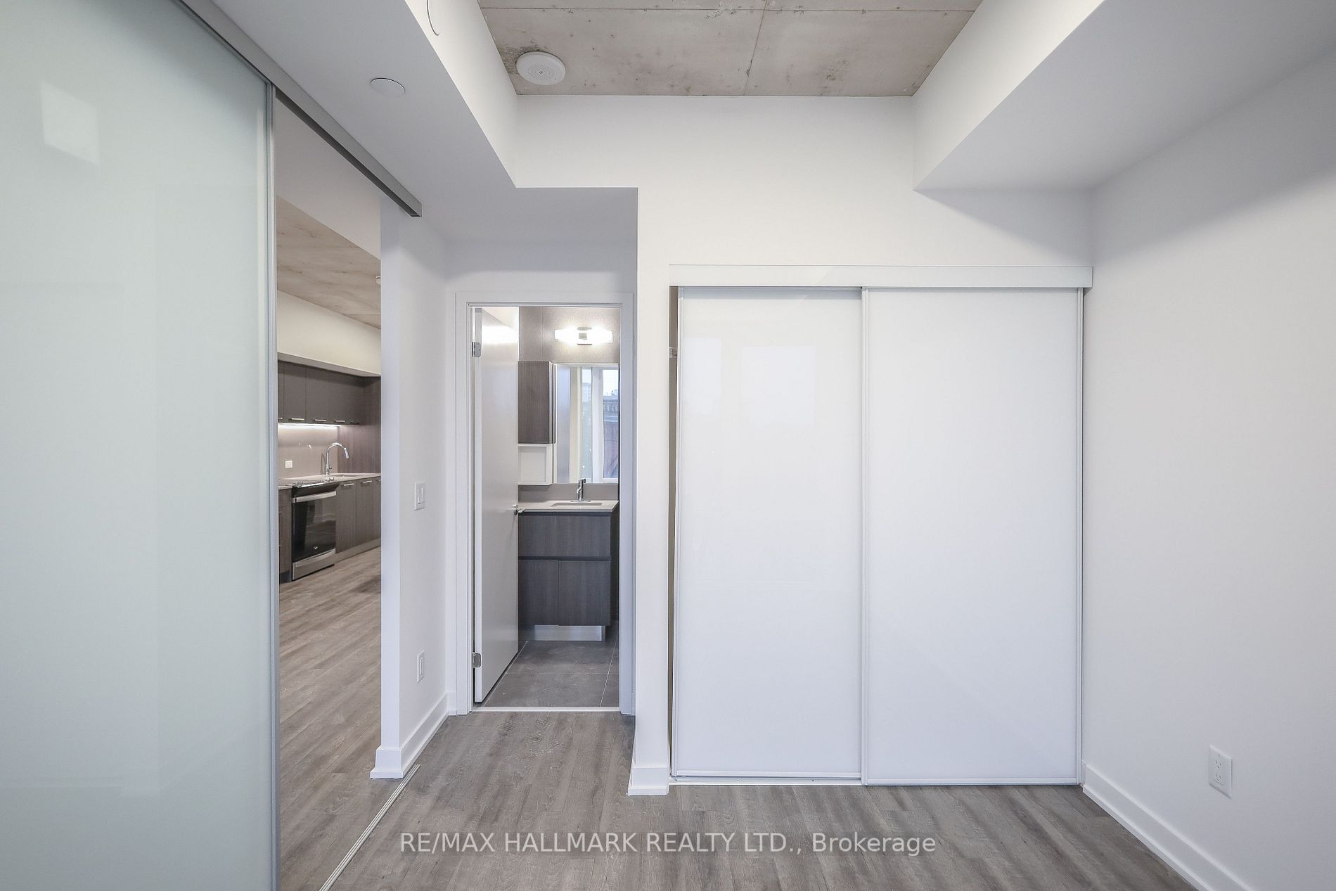 665 Queen St N, #305