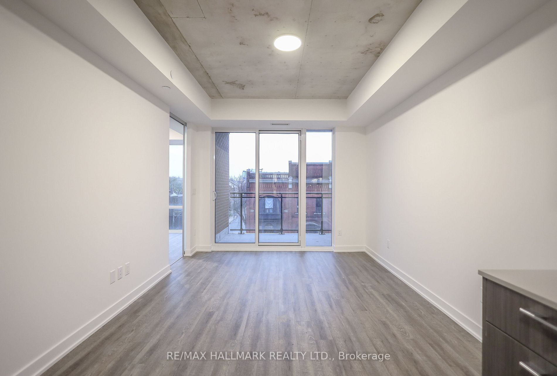 665 Queen St N, #305