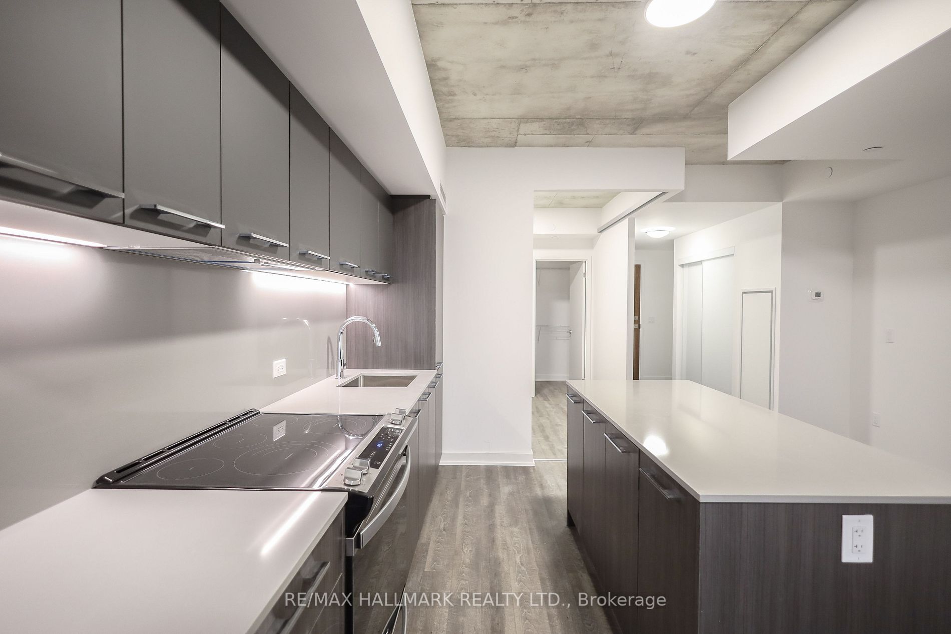 665 Queen St N, #305