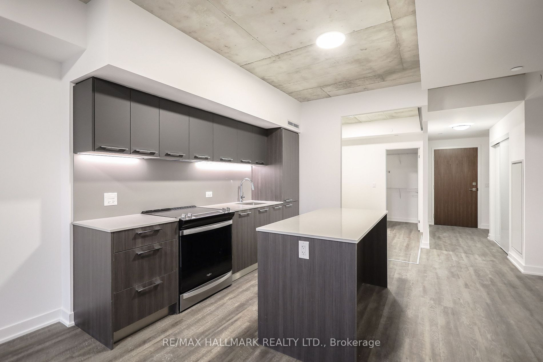 665 Queen St N, #305