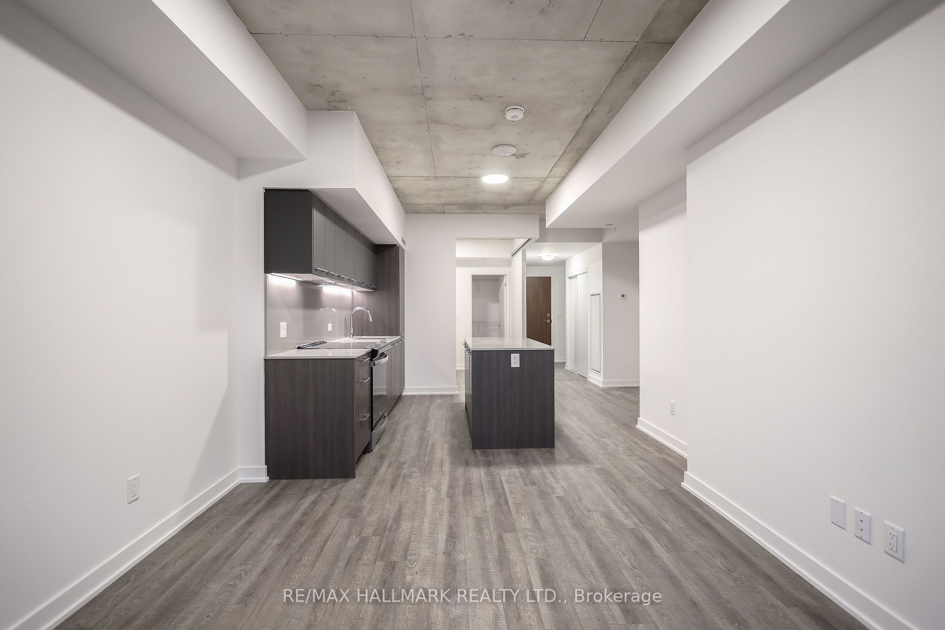 665 Queen St N, #305