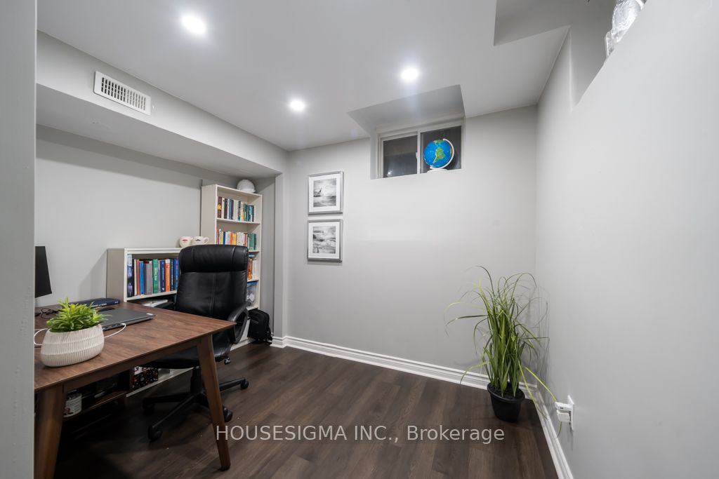 1611 Avonmore Square