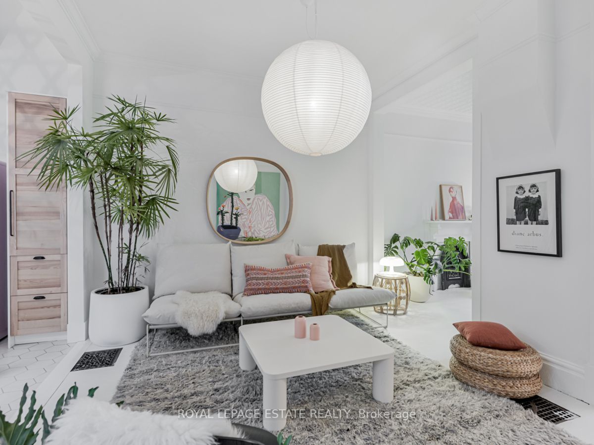52 De Grassi St