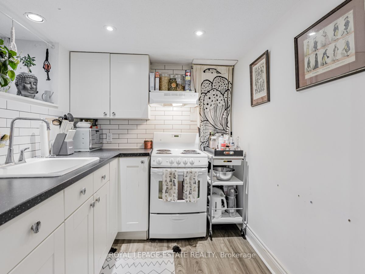 52 De Grassi St