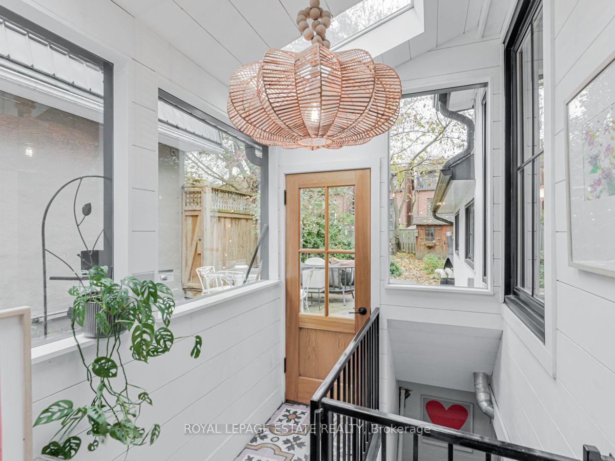 52 De Grassi St