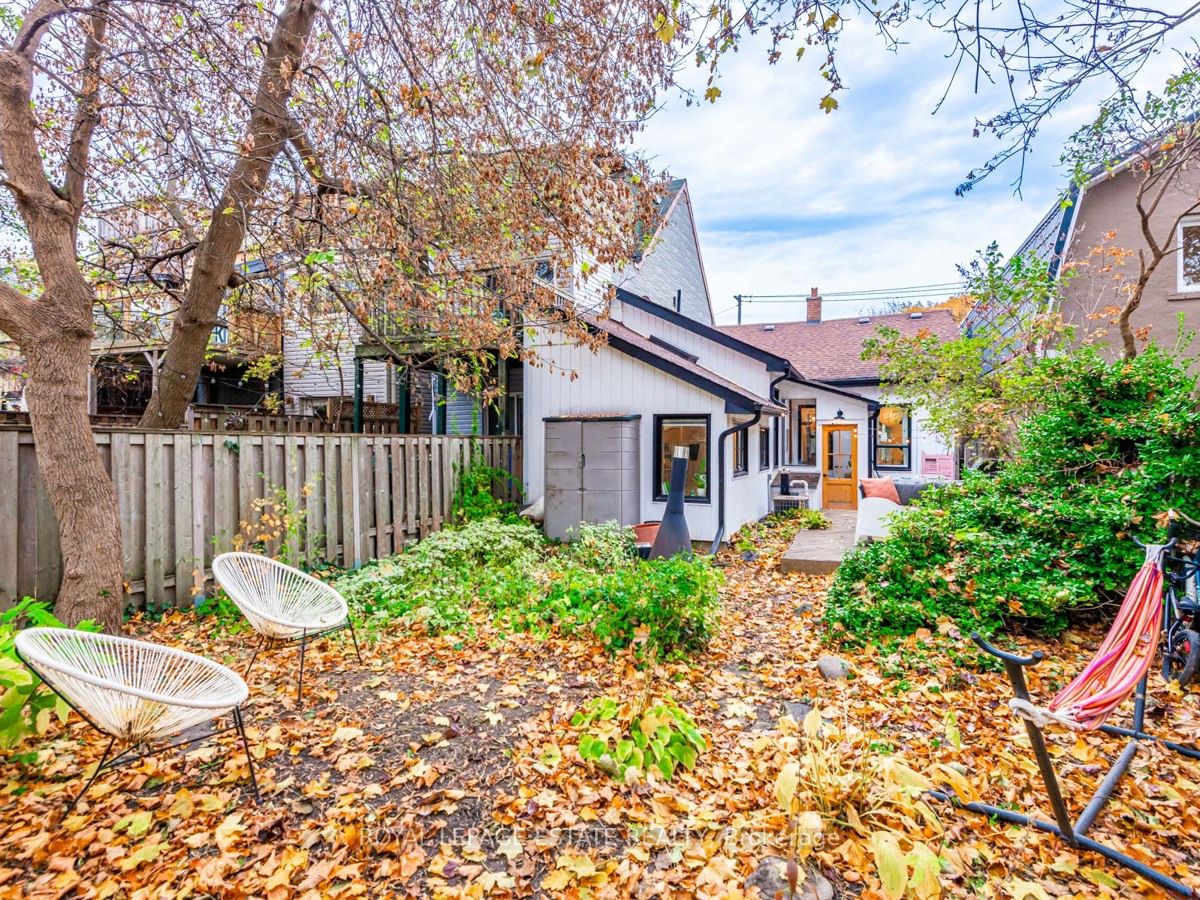 52 De Grassi St