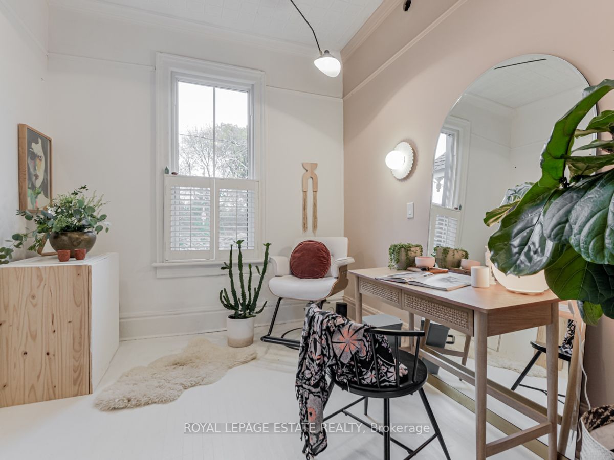 52 De Grassi St