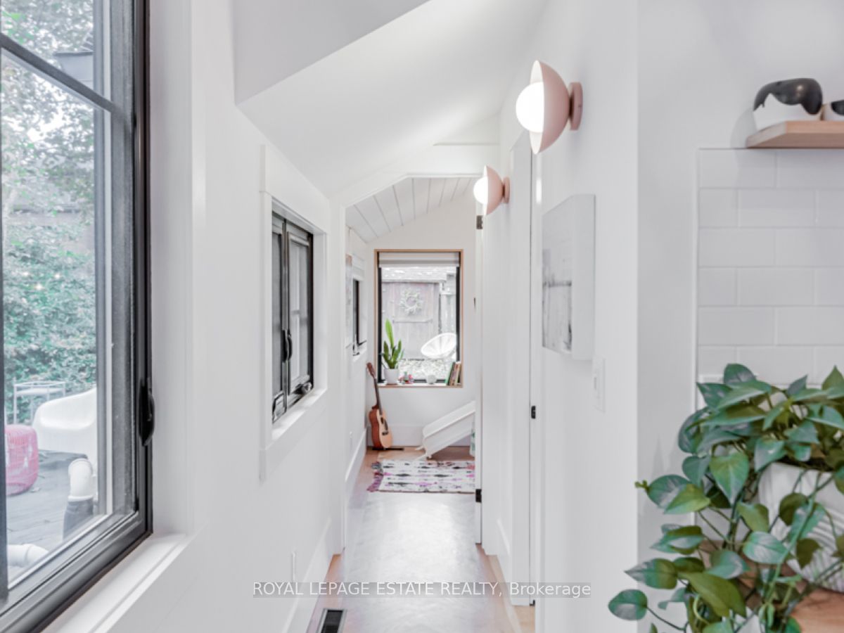 52 De Grassi St