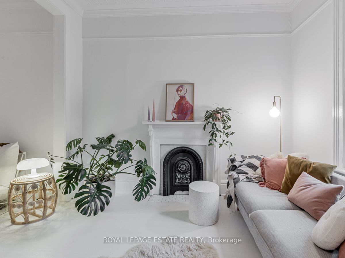 52 De Grassi St